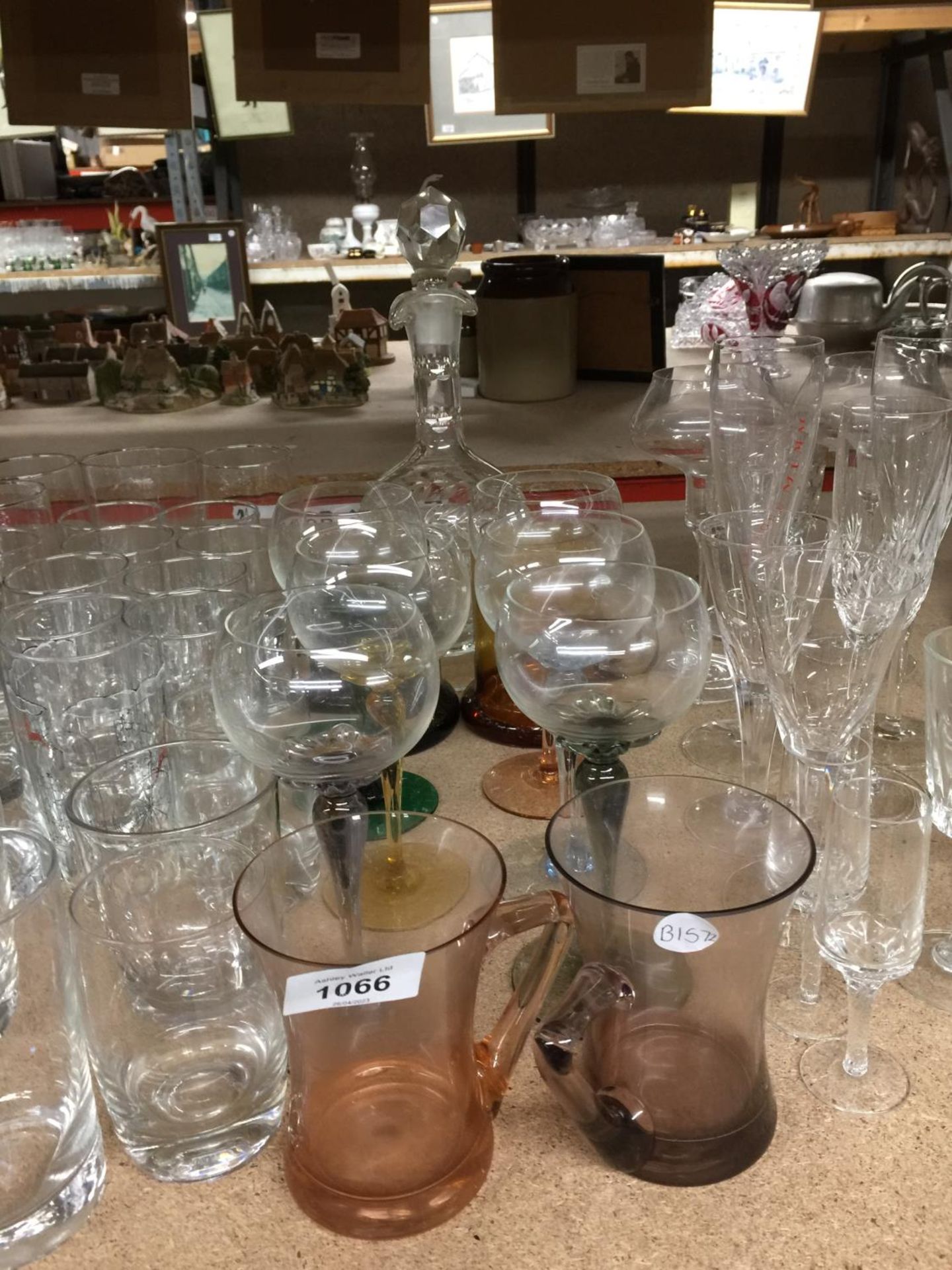 A QUANTITY OF GLASSES TO INCLUDE WINE, A DECANTER, CHAMPAGNE FLUTES, SHERRY, TUMBLERS, ETC - Image 3 of 4