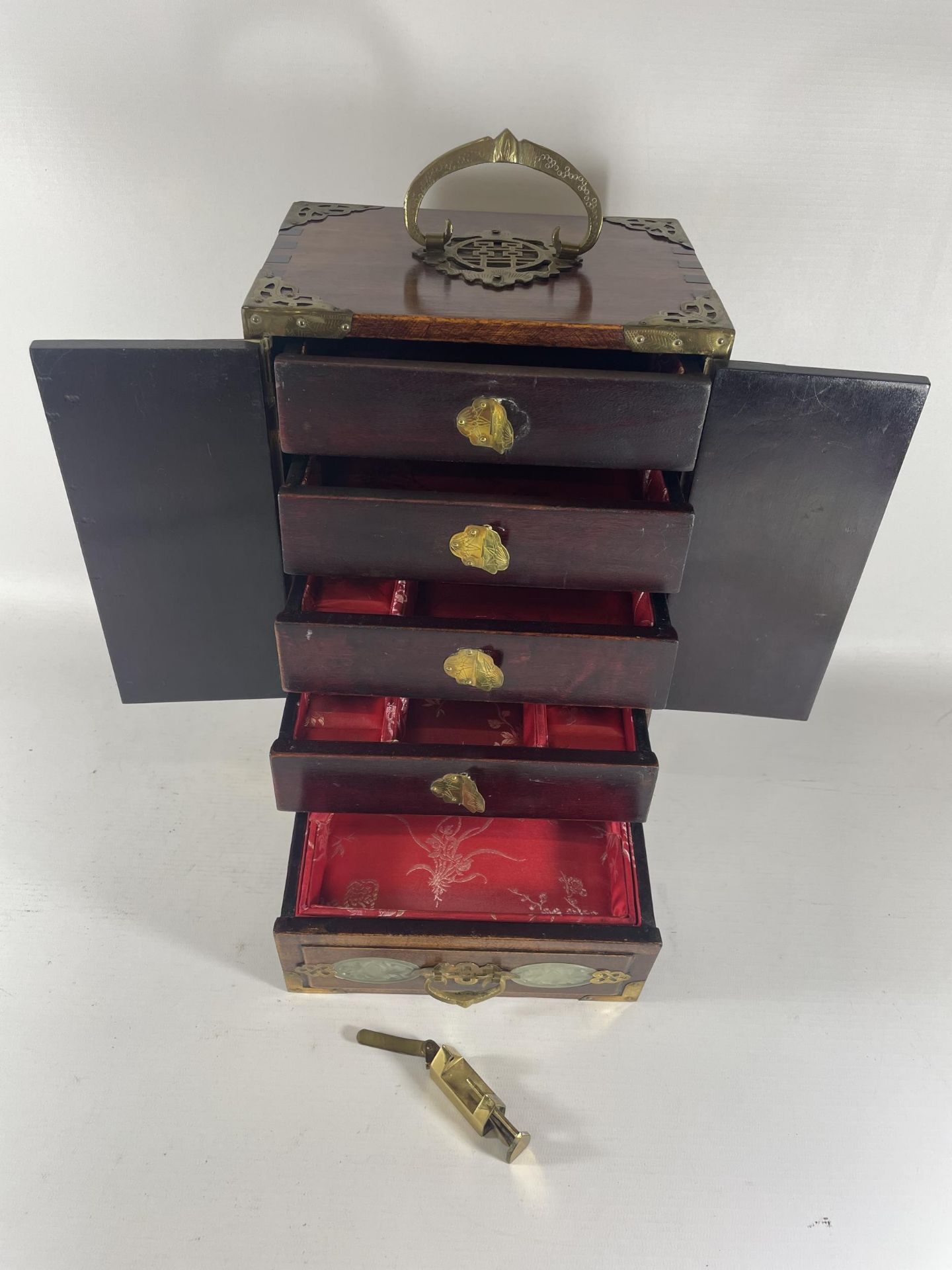 A VINTAGE ORIENTAL HARDWOOD JEWELLERY BOX WITH BRASS FITTINGS AND JADE TYPE PANELLED DESIGN WITH - Image 3 of 7