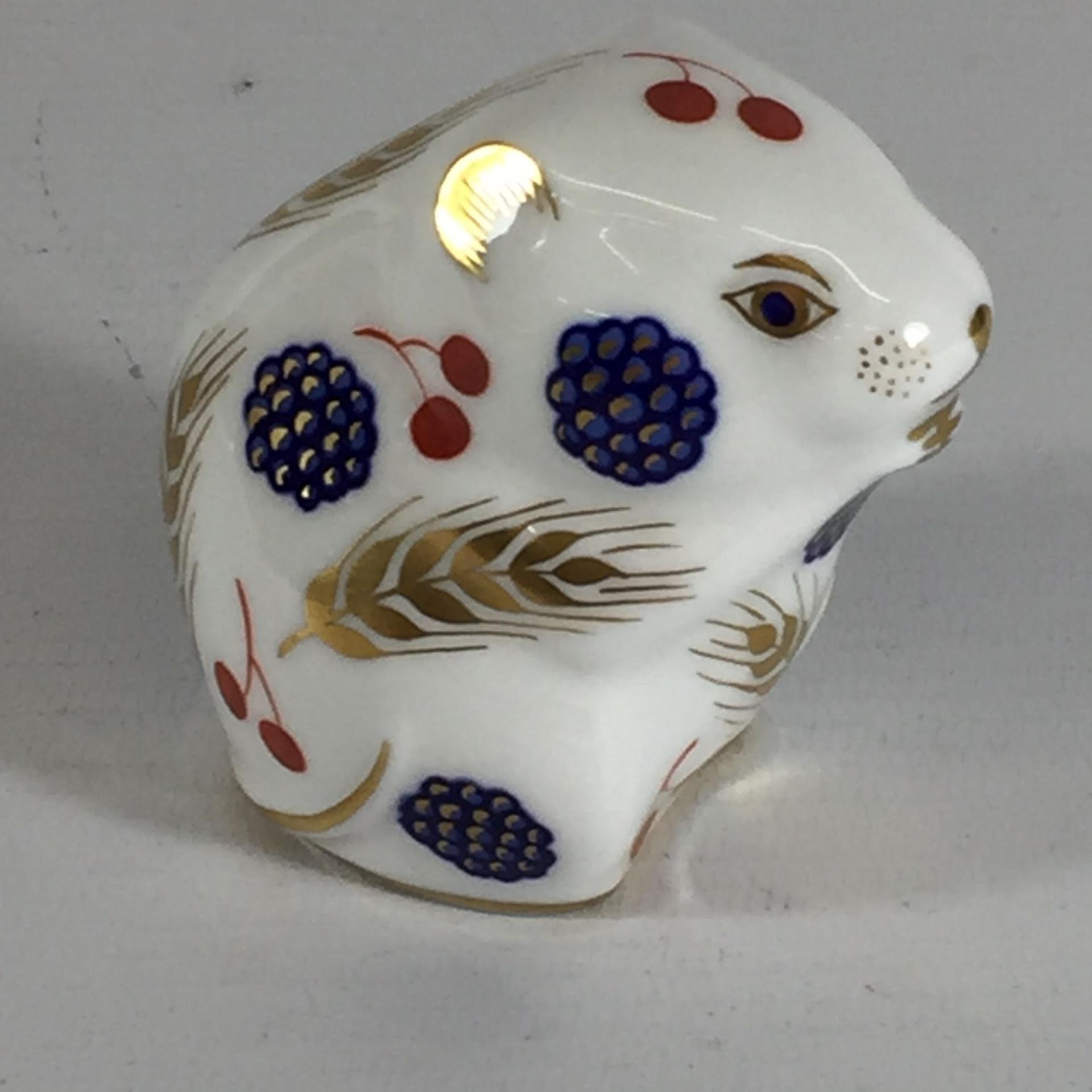 A ROYAL CROWN DERBY HARVEST MOUSE PAPERWEIGHT, NO STOPPER