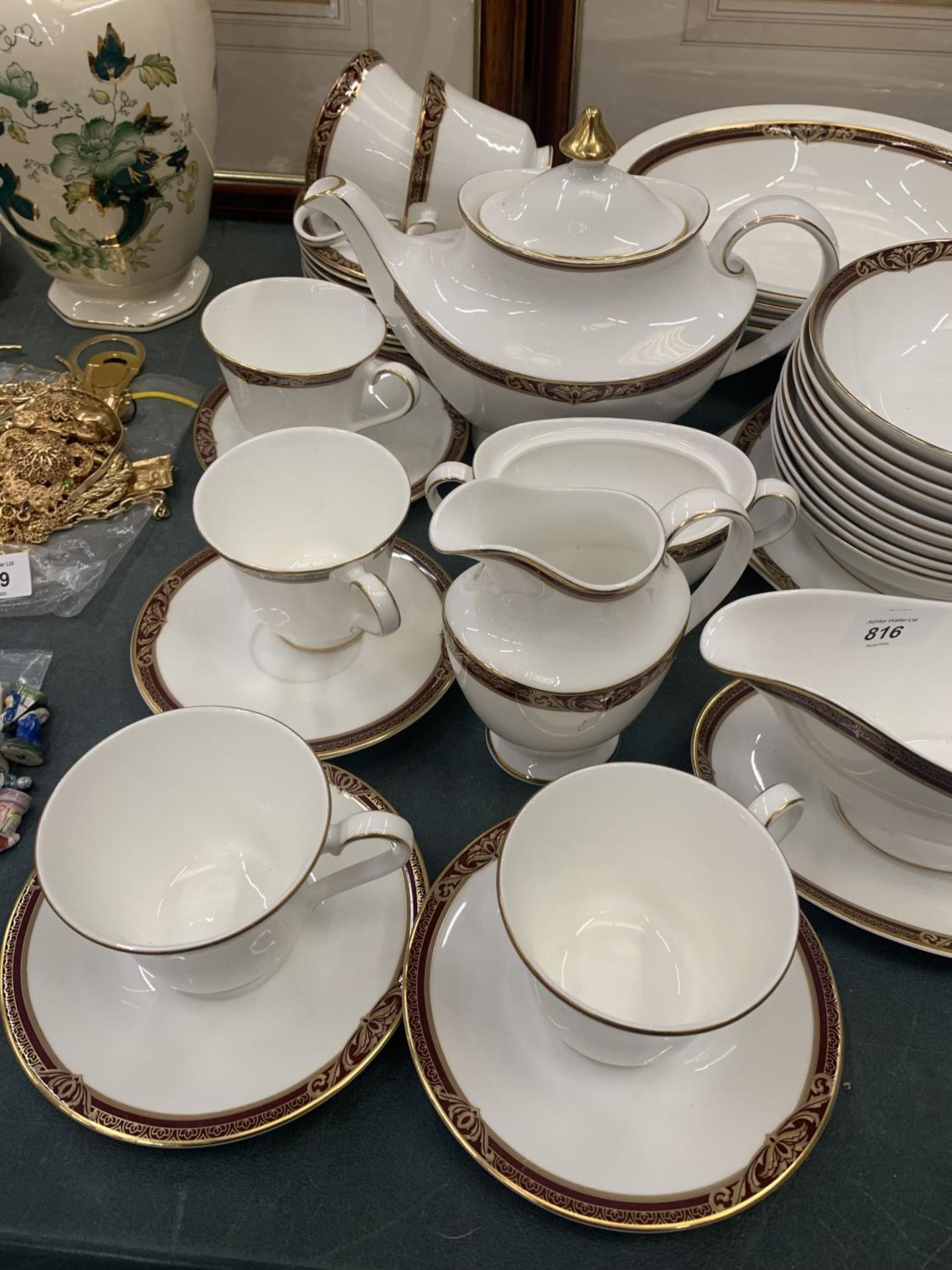 A ROYAL DOULTON SECONDS DINNER SERVICE TO INCLUDE DIFFERENT SIZES OF PLATES AND BOWLS, A SAUCE - Image 2 of 5