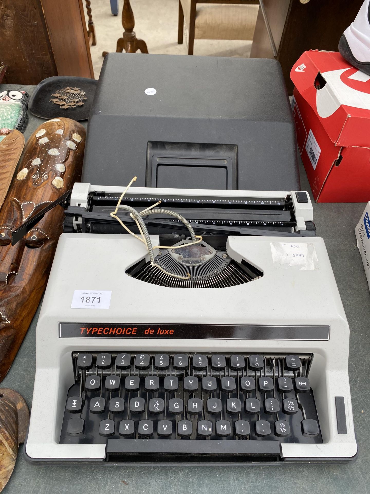 A TYPECHOICE DE LUXE TYPEWRITER WITH CARRY CASE