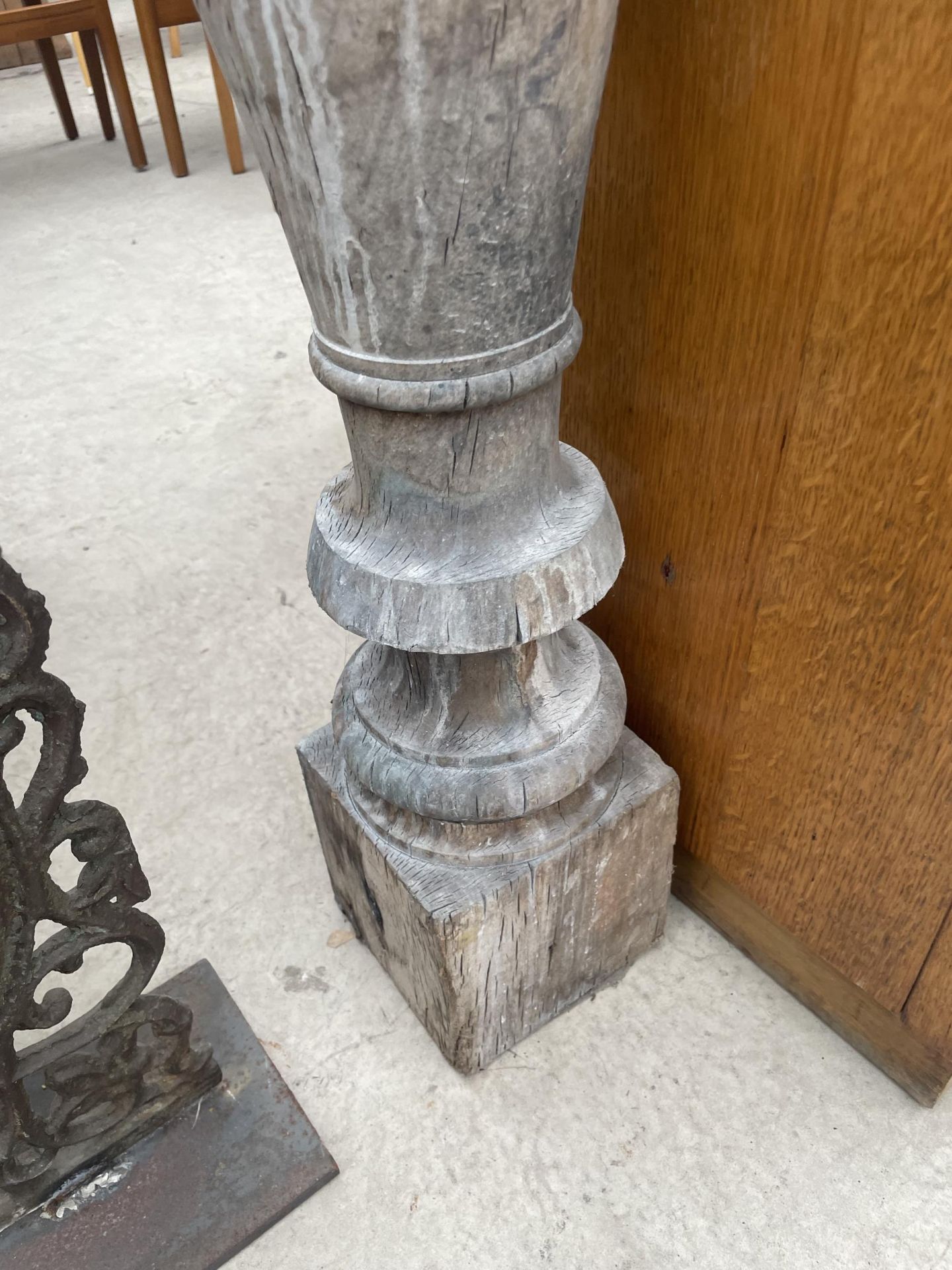 A VINTAGE WOODEN COLUMN STAND - Image 3 of 3