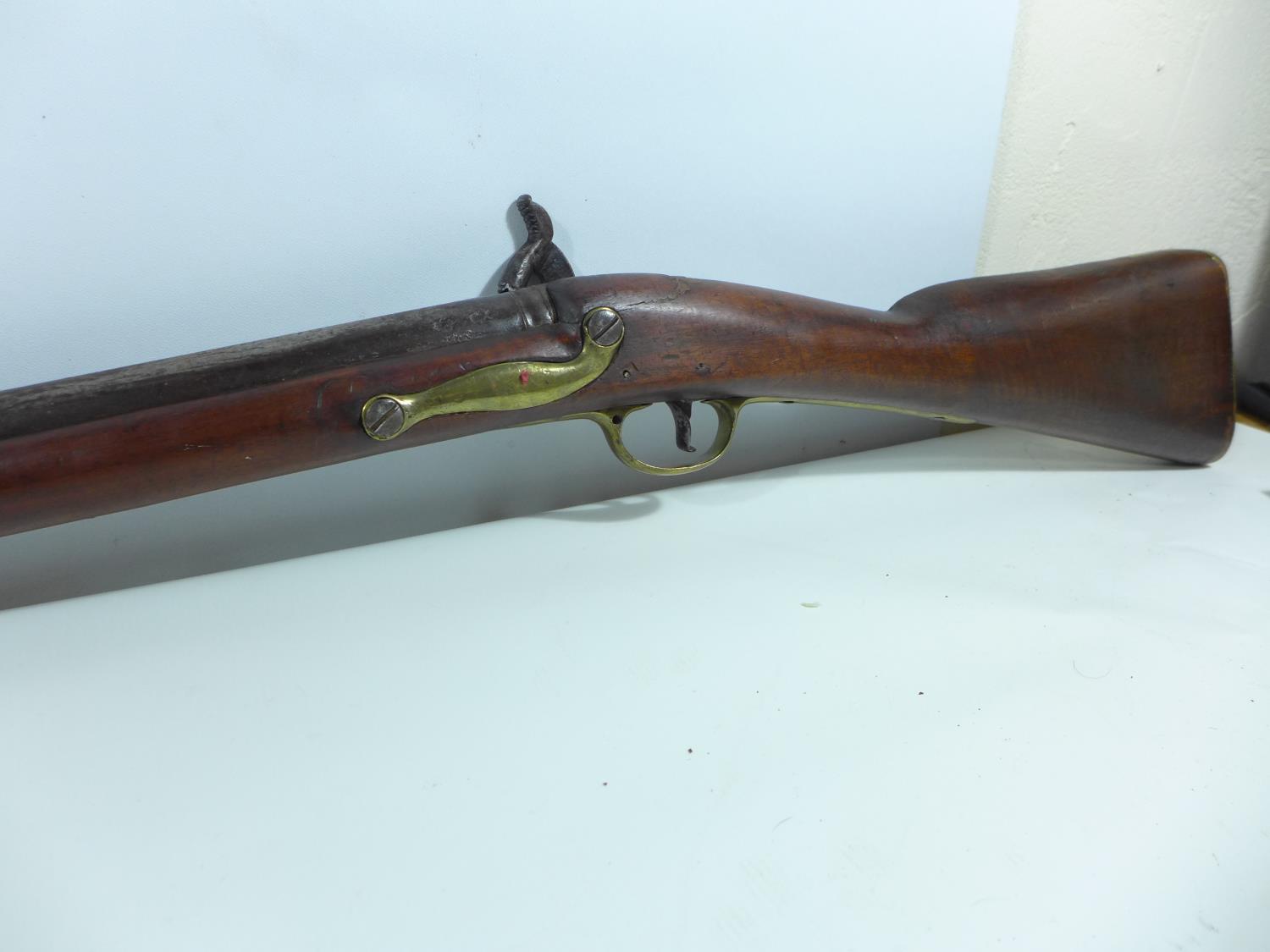 A PERCUSSION CAP 19TH CENTURY SMOOTH BORE MUSKET, CONVERTED FROM FLINTLOCK, 82CM BARREL, LOCK MARKED - Image 7 of 8