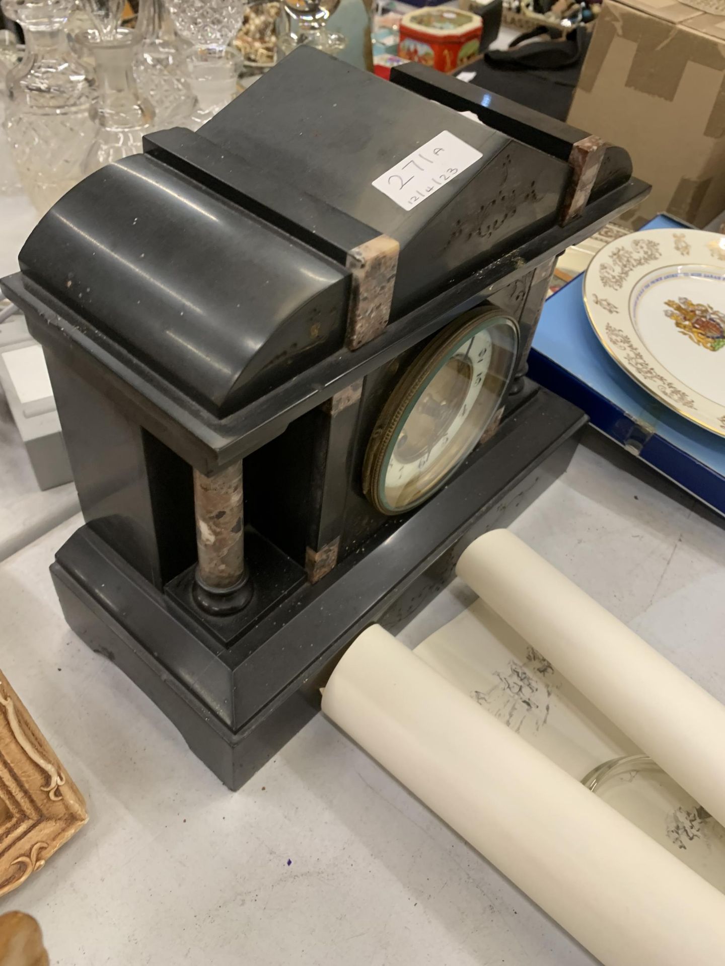 A VINTAGE BLACK MARBLE MANTLE CLOCK WITH PILLAR DECORATION VENDOR STATES IN WORKING ORDER BUT NO - Image 2 of 3