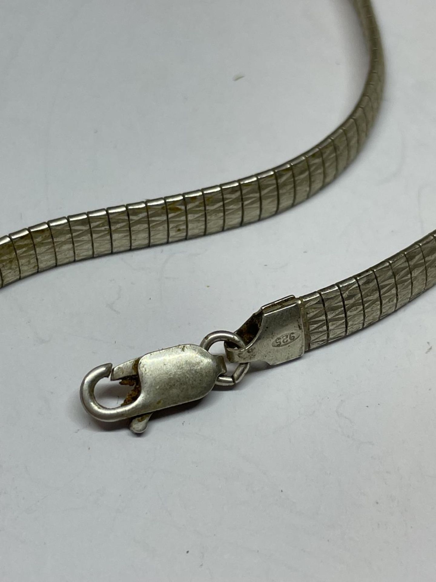 A SILVER NECKLACE - Image 2 of 2