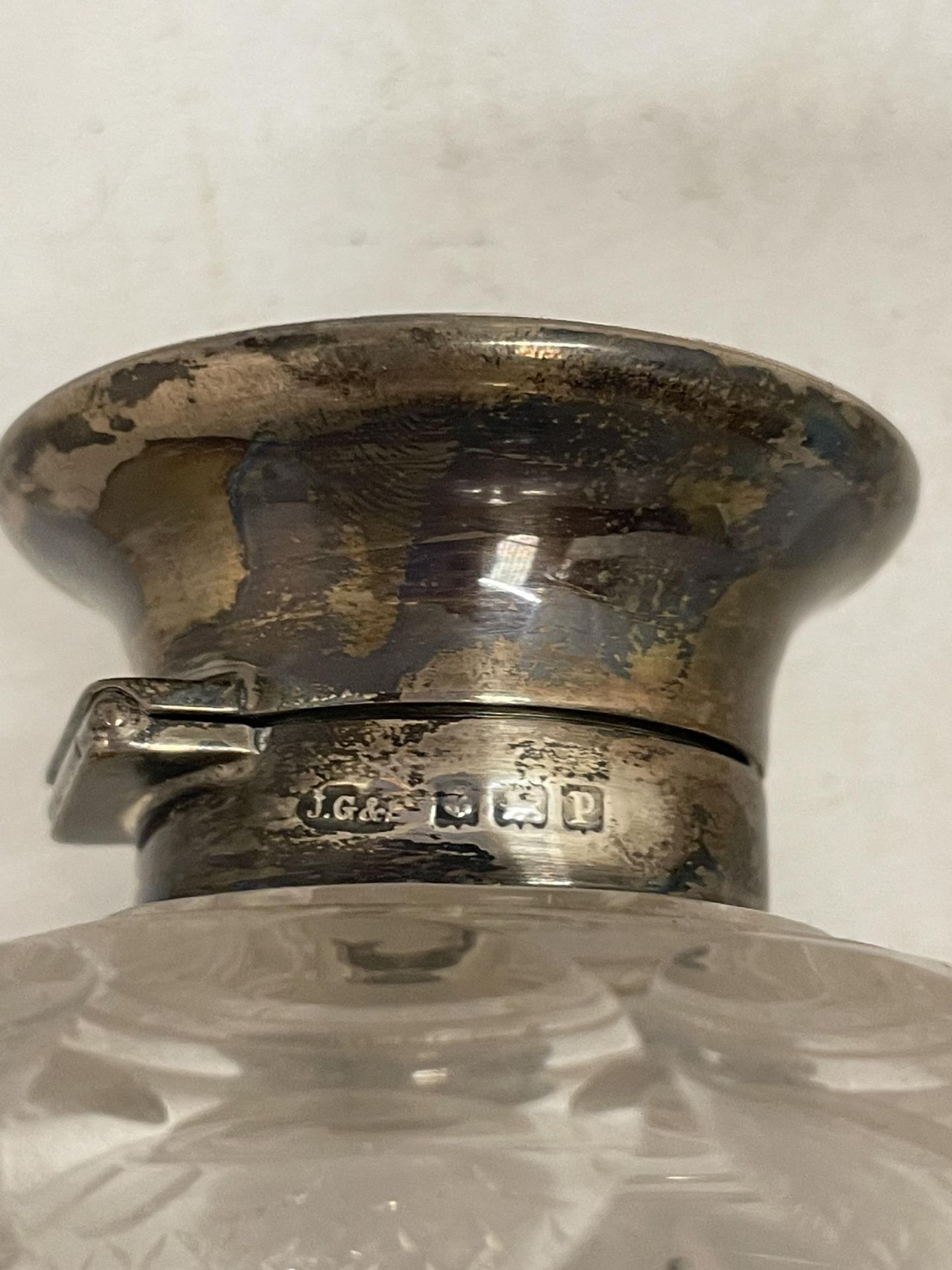 TWO VINTAGE CUT GLASS & HALLMARKED SILVER ITEMS - PERFUME BOTTLE AND DRESSING TABLE POT - Image 3 of 4