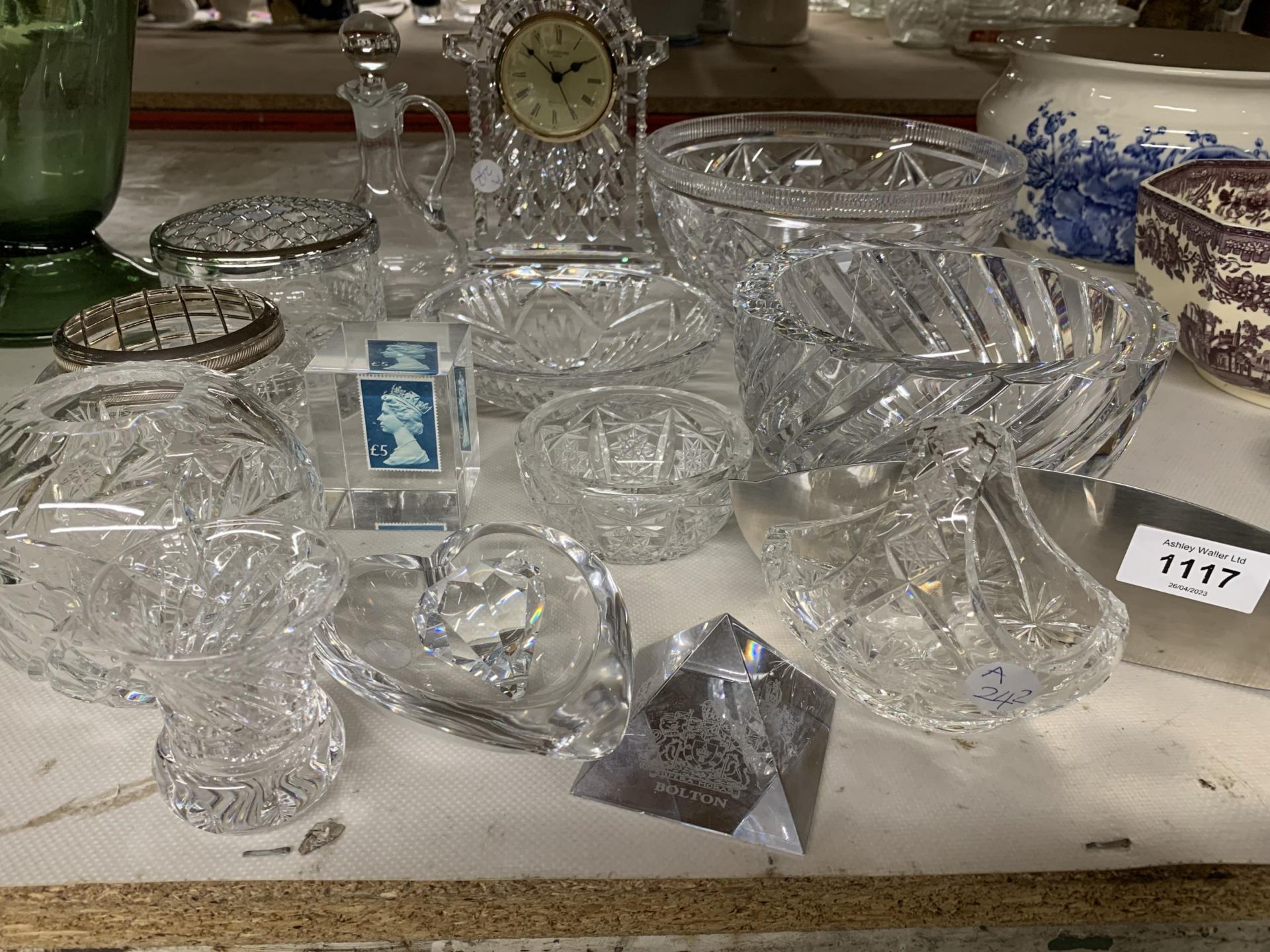 A QUANTITY OF CUT GLASS ITEMS TO INCLUDE A WATERFORD CRYSTAL CLOCK, ORREFORS GLASSBOWL - CHIP TO THE - Image 3 of 3