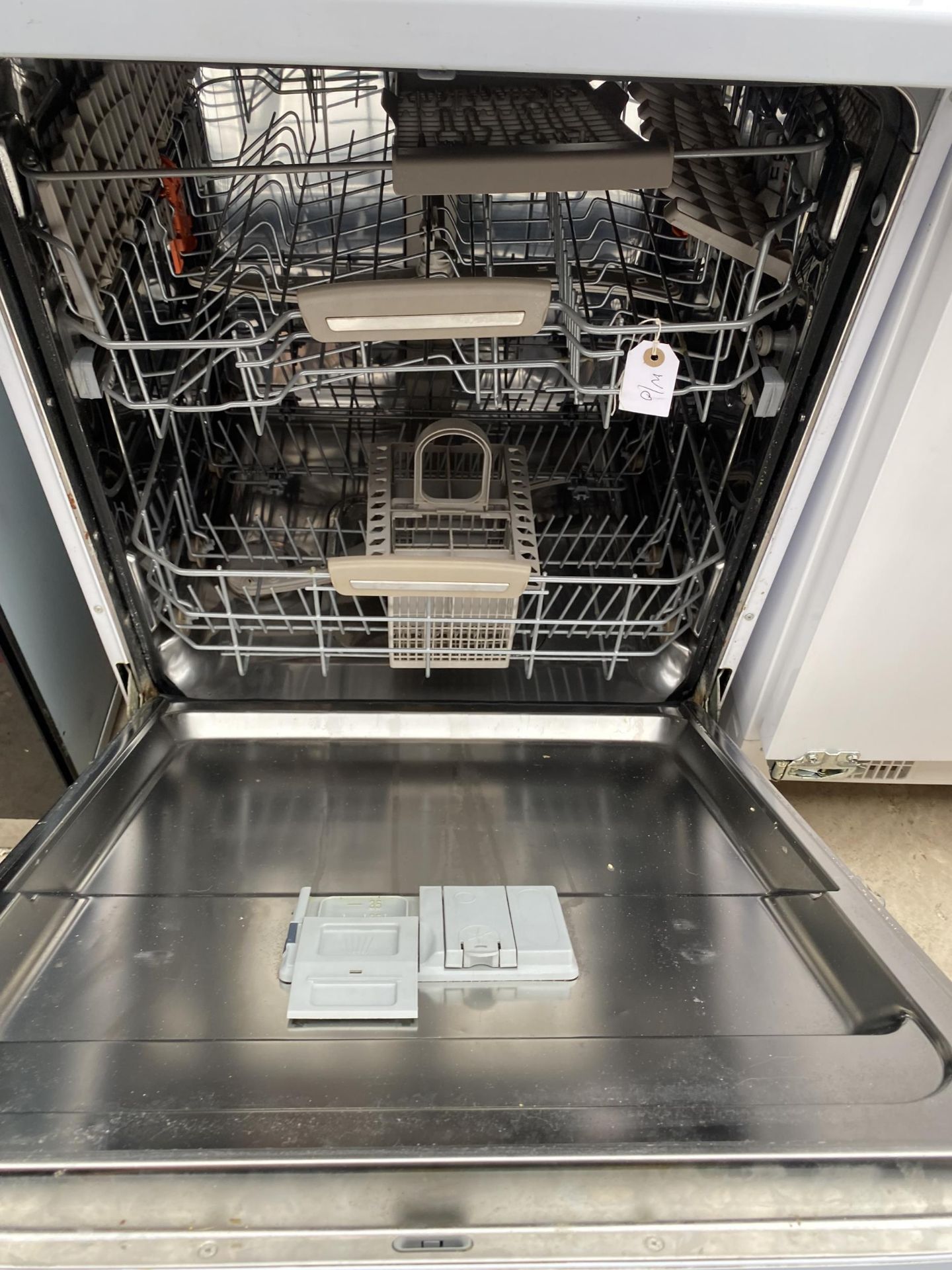 A WHITE HOTPOINT SMART TECH DISHWASHER BELIEVED IN WORKING ORDER BUT NO WARRANTY - Image 3 of 3