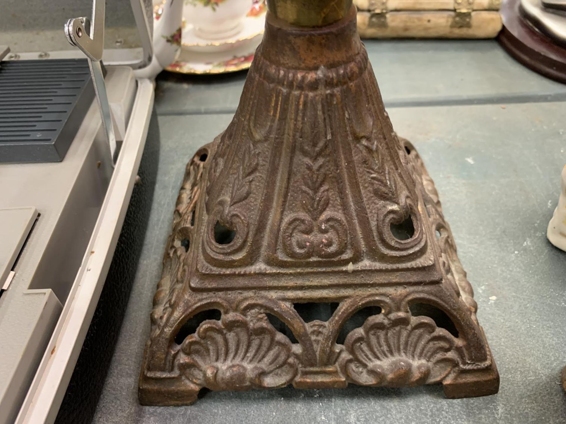 A VINTAGE OIL LAMP WITH AN ORNATE BRASS BASE AND CRANBERRY GLASS SHADE HEIGHT APPROX 47CM - Image 3 of 4