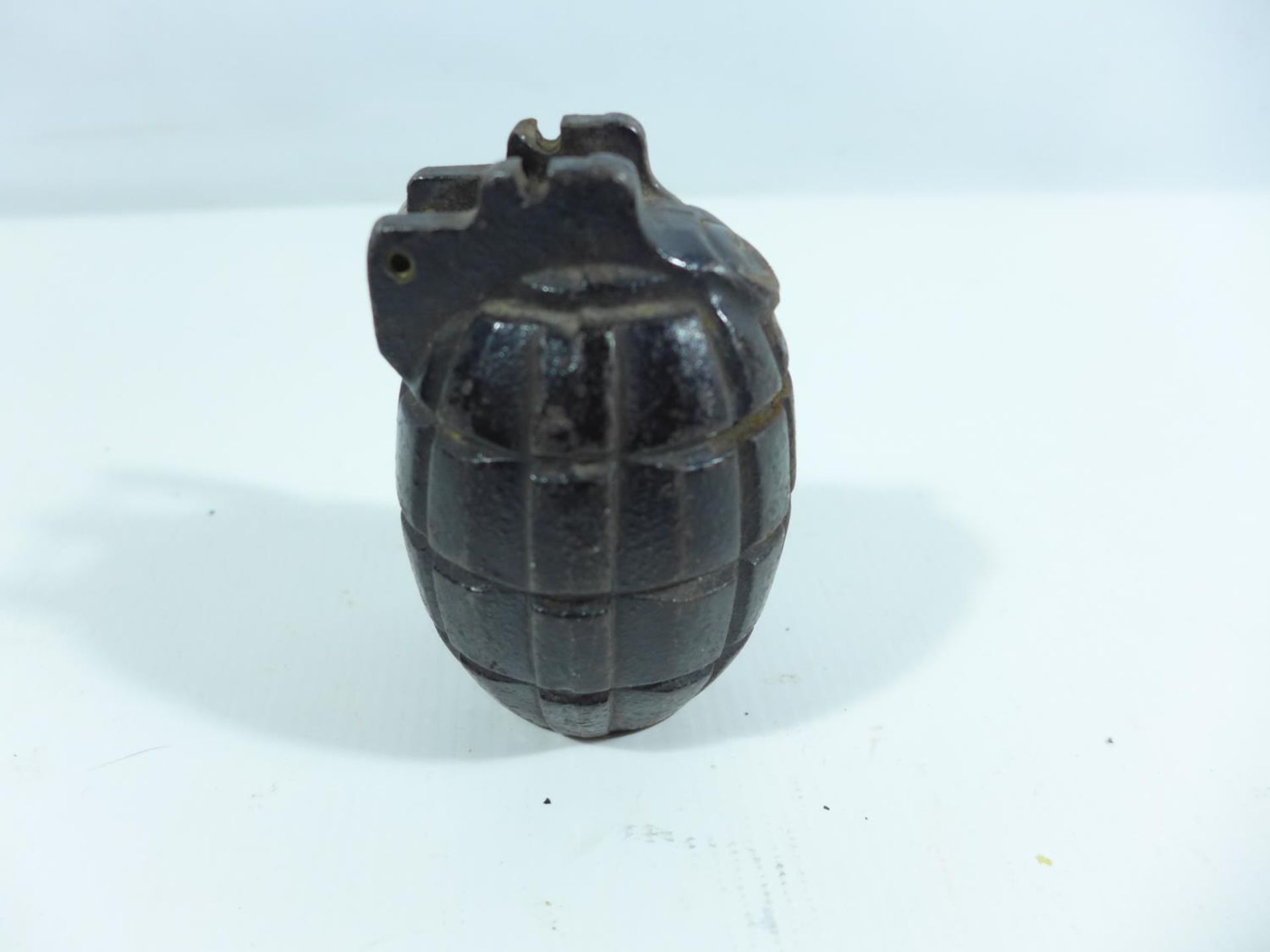 A WORLD WAR II PERIOD GRENADE MADE INTO A MONEY BOX, HEIGHT 9.5CM - Bild 3 aus 5