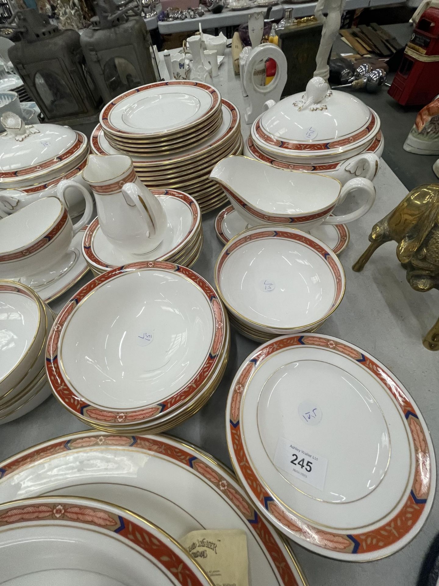 A LARGE ROYAL WORCESTER 'BEAUFORT' PATTERN DINNER SERVICE - Image 4 of 5