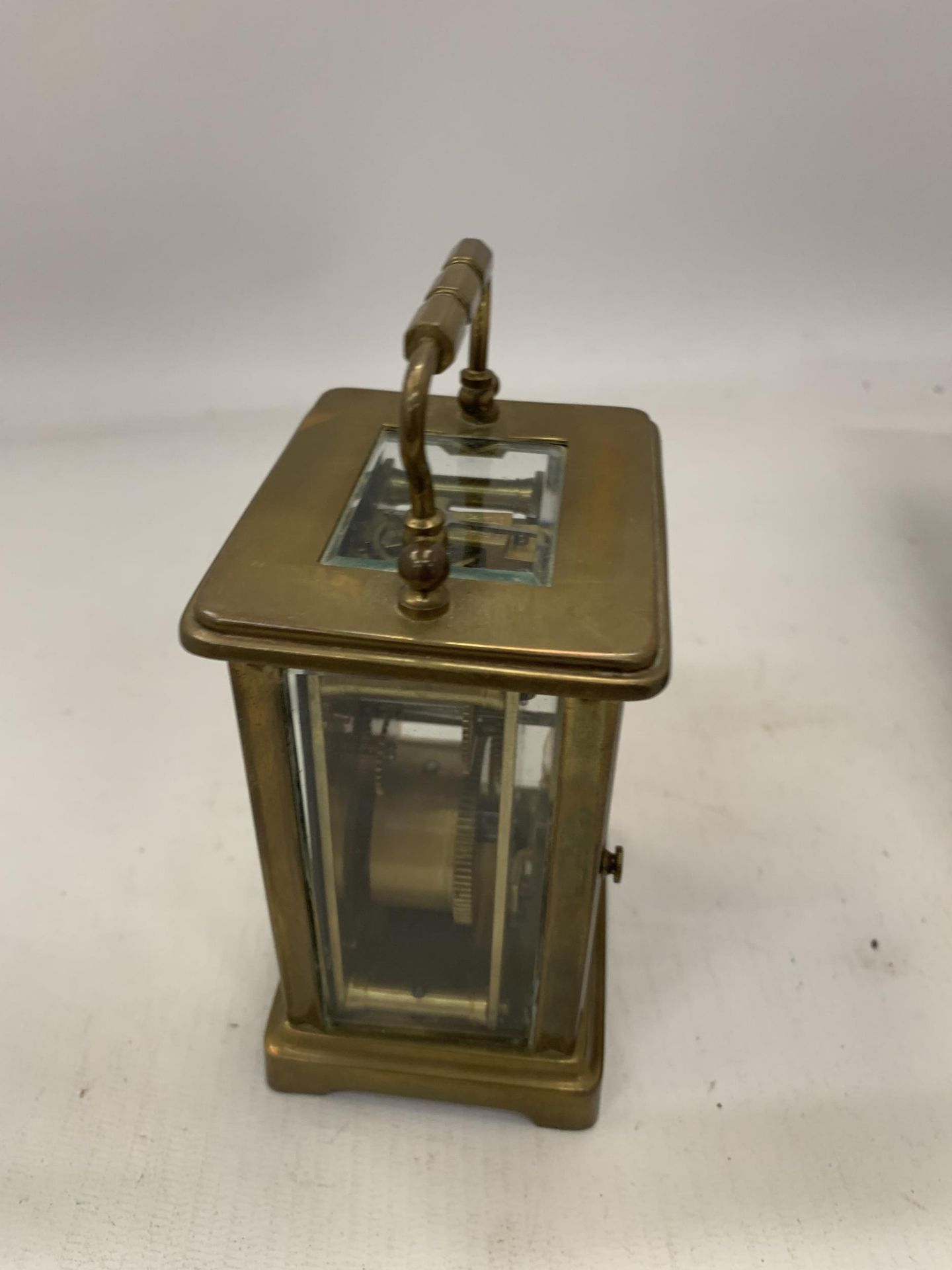 A FRENCH BRASS CASED CARRIAGE CLOCK IN ORIGINAL OUTER CASE WITH KEY - Image 3 of 6