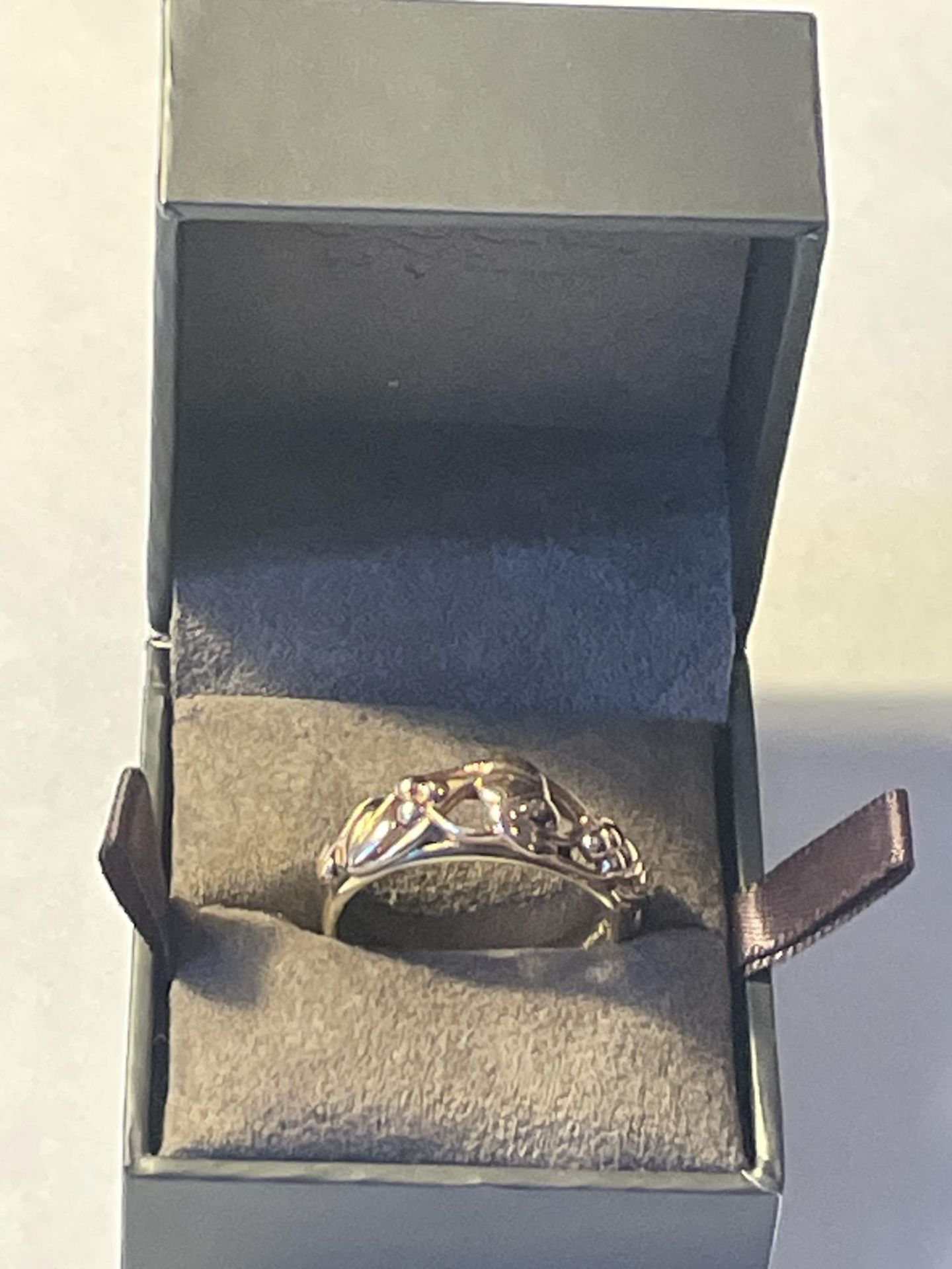 A 9 CARAT GOLD CLOGAU 'TREE OF LIFE' RING GROSS WEIGHT 4.85 GRAMS SIZE R/S WITH ORIGINAL - Image 4 of 5