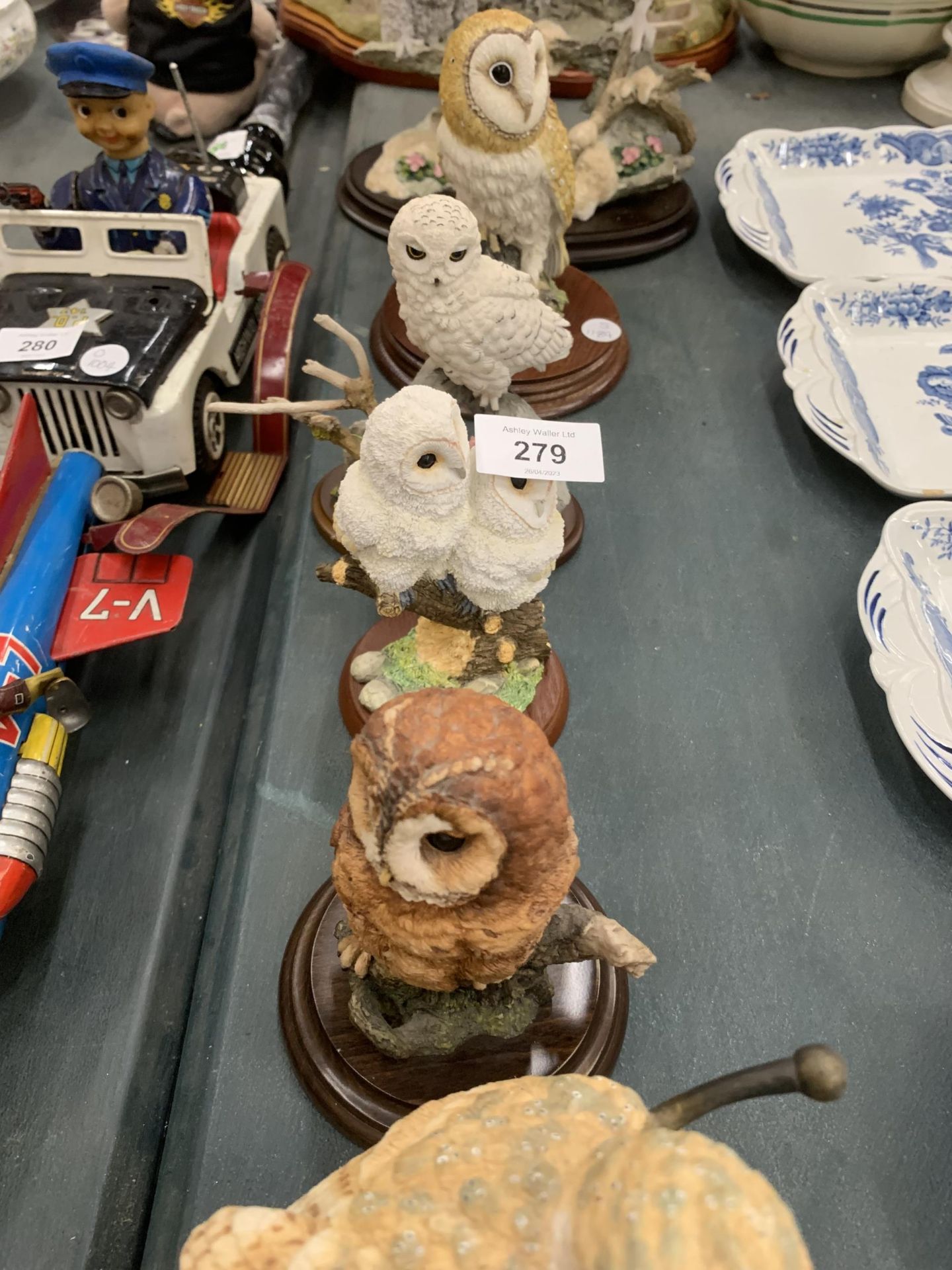 A COLLECTION OF OWL ANIMAL FIGURES ON WOODEN BASES - Bild 3 aus 4