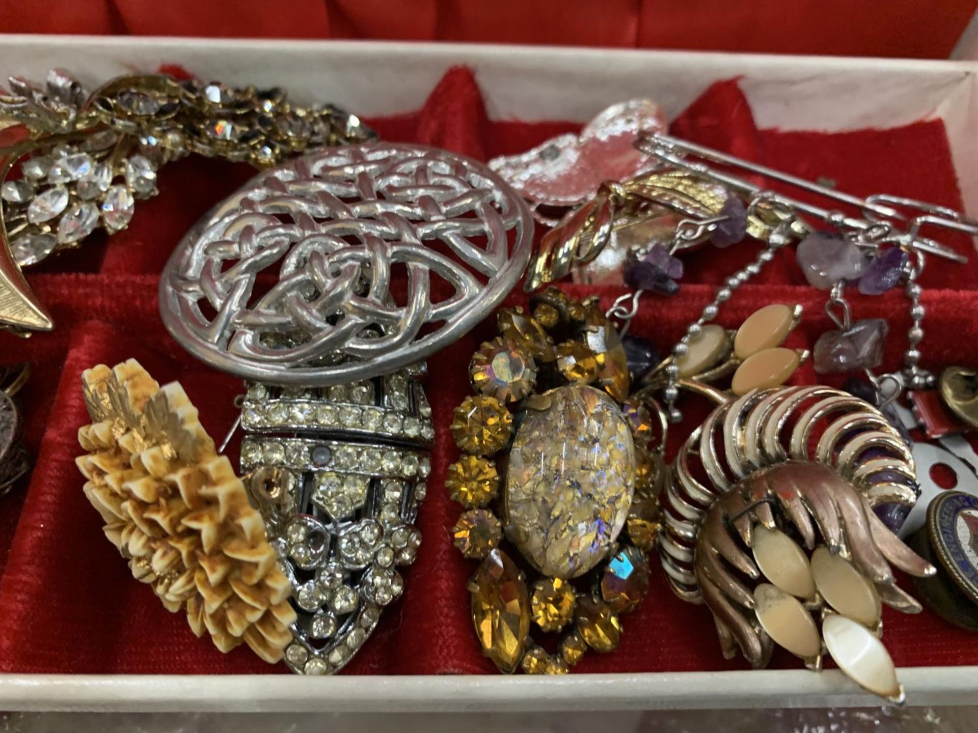 A QUANTITY OF COSTUME JEWELLERY TO INCLUDE BROOCHES, EARRINGS, WATCHES, NECKLACES, BADGES, ETC - Image 3 of 5