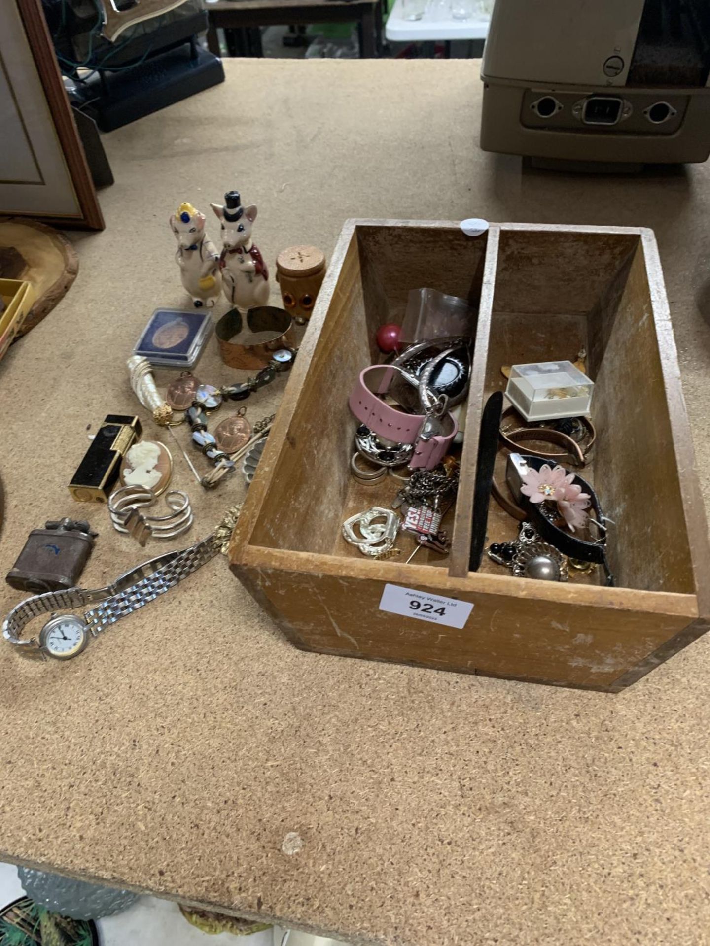 A MIXED LOT TO INCLUDE COSTUME JEWELLERY, WATCHES, VINTAGE LIGHTERS, A WOODEN TRAY, ETC