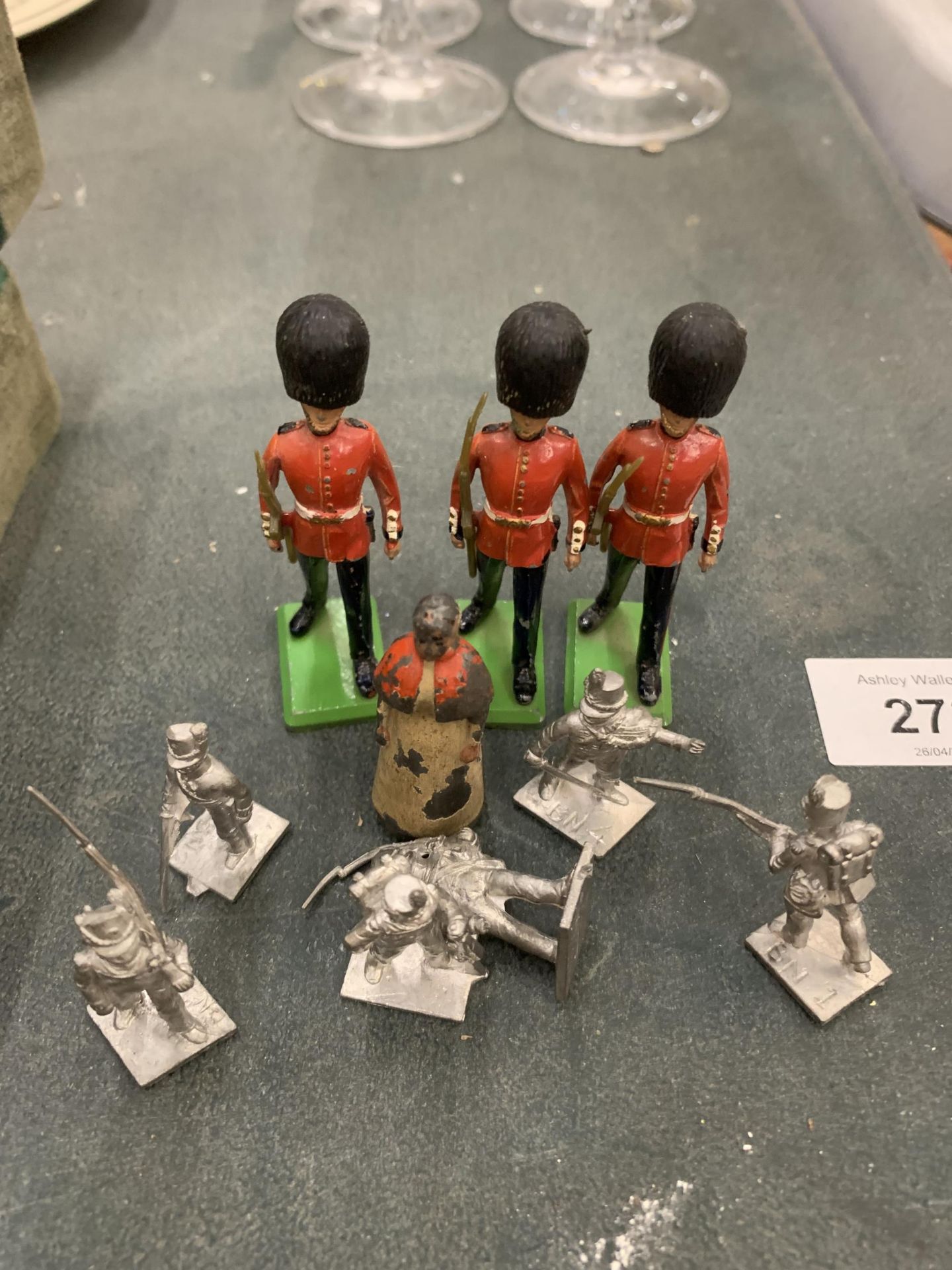 A GROUP OF LEAD AND TOY SOLDIERS - Image 2 of 2