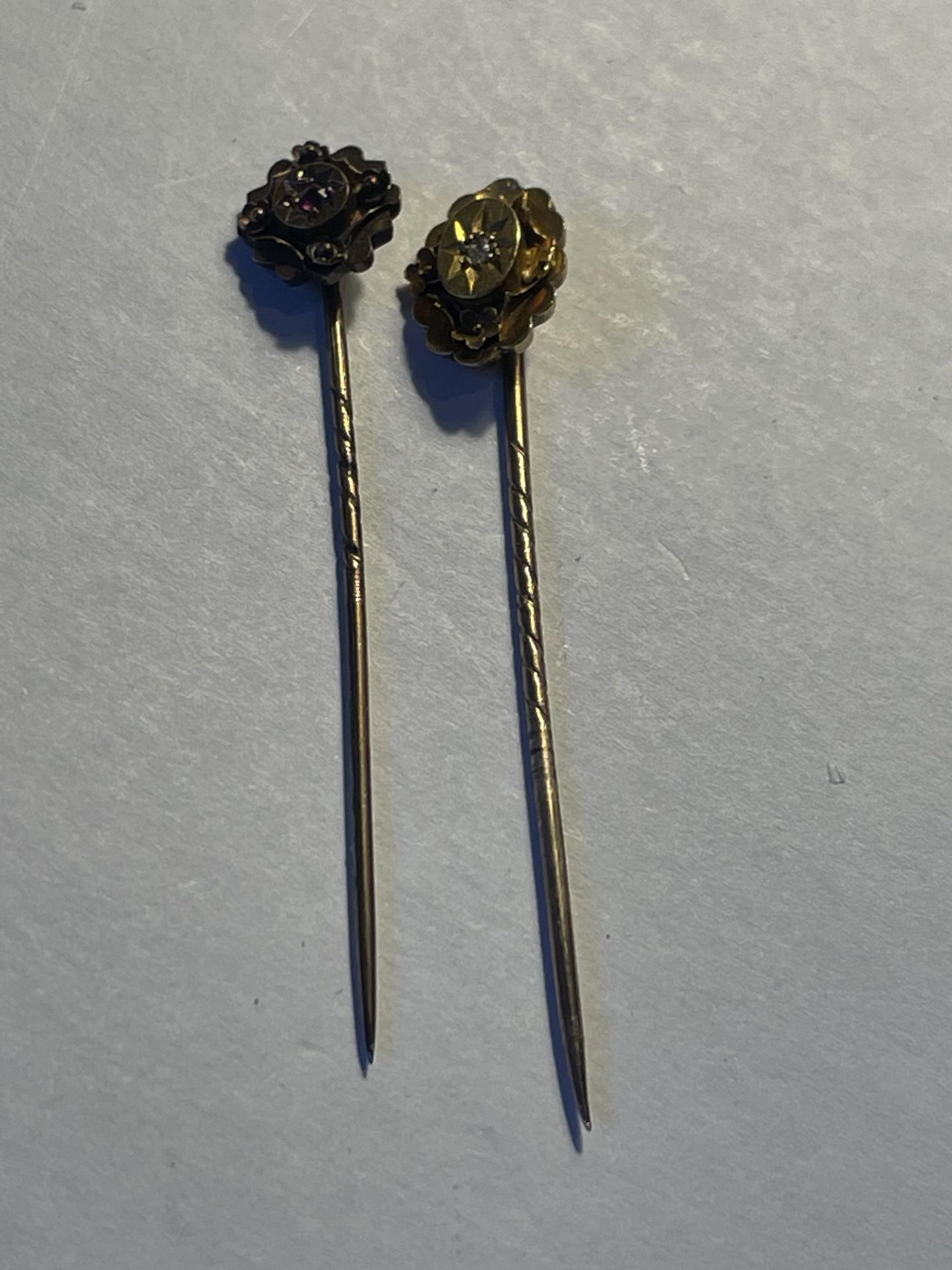 TWO 9 CARAT GOLD STICK PINS GROSS WEIGHT 2.43 GRAMS IN A VINTAGE PRESENTATION CASE - Image 2 of 3