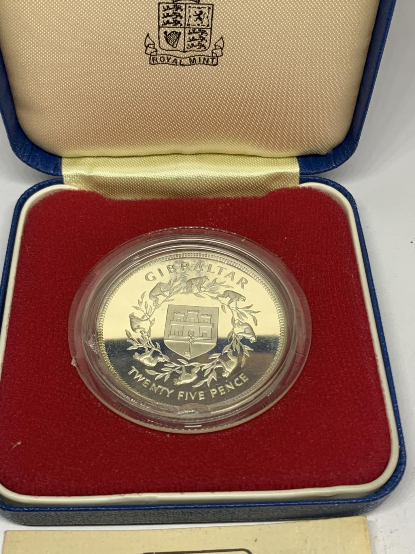 AN ELIZABETH II GIBRALTAR TWENTY FIVE PENCE PROOF COIN IN A PRESENTATION BOX - Image 3 of 3