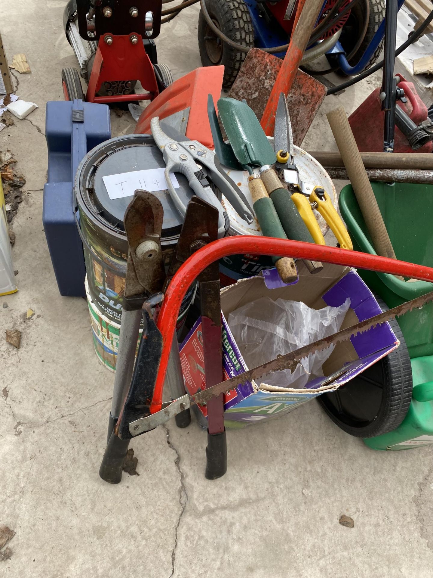AN ASSORTMENT OF GARDEN TOOLS TO INCLUDE A SEEDER, SAWS AND FENCE PAINT ETC - Image 2 of 3