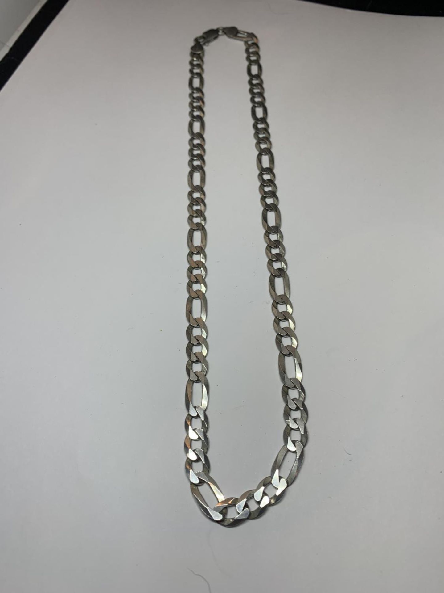 A SILVER FLAT LINK NECKLACE LENGTH 20 INCHES