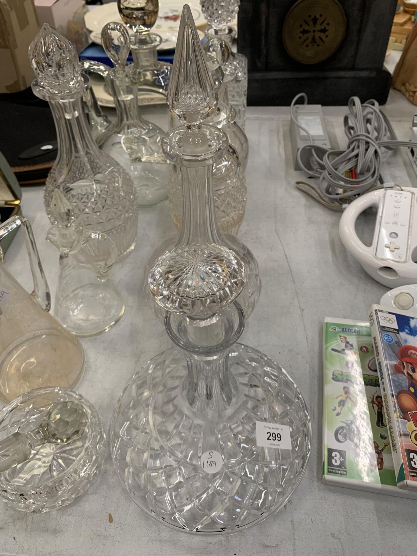 A MIXED LOT OF VINTAGE CUT GLASS DECANTERS ETC - Image 3 of 4