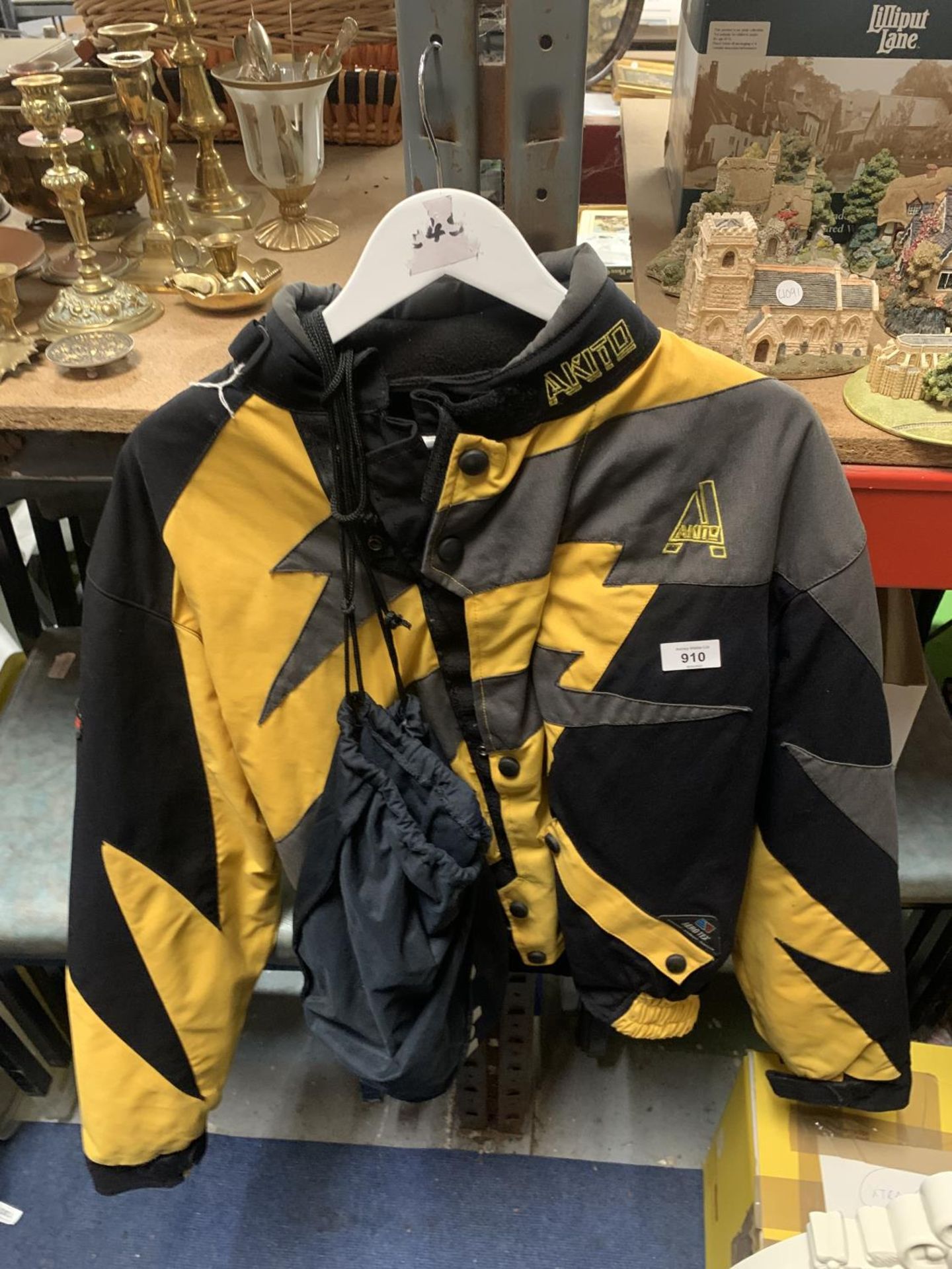 A MOTORCYCLING JACKET SIZE L IN BLACK AND YELLOW