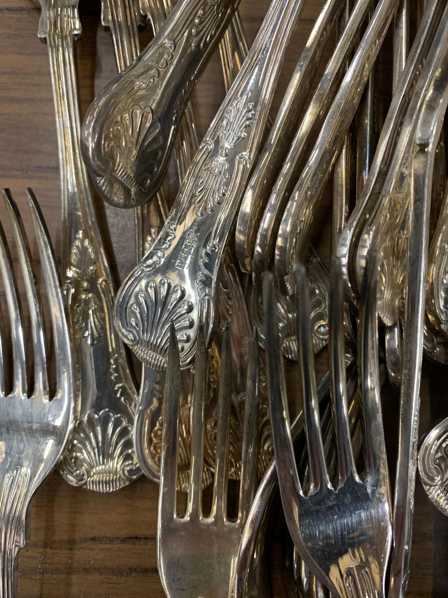 A QUANTITY OF VINTAGE FLATWARE, KNIVES, FORKS, SPOONS, ETC - Image 2 of 3