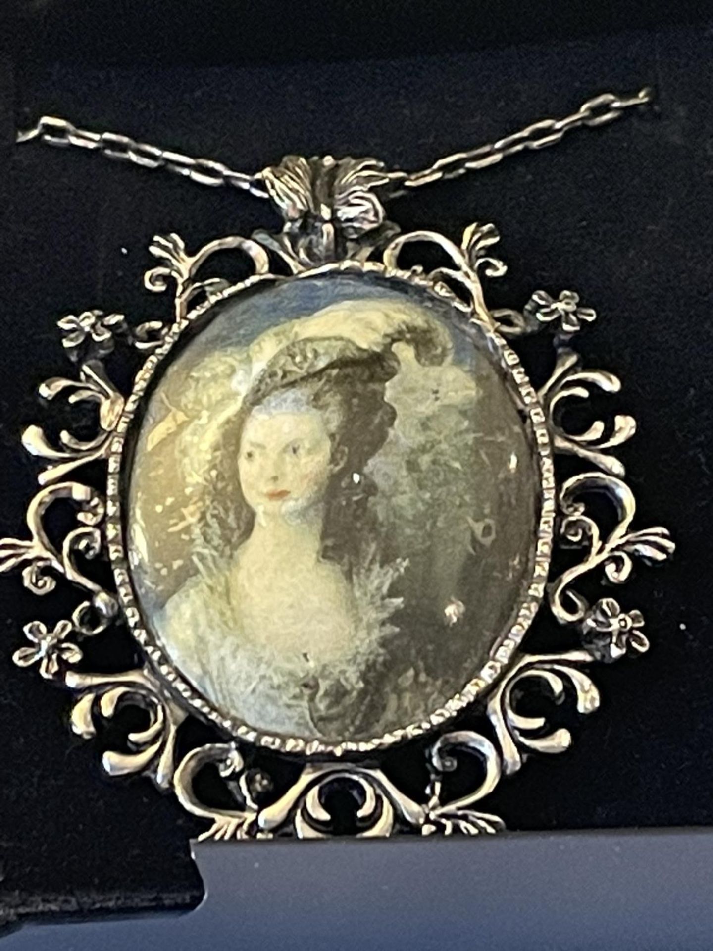 A SILVER NECKLACE WITH A STAFFORDSHIRE ENAMAL CAMEO NECKLACE