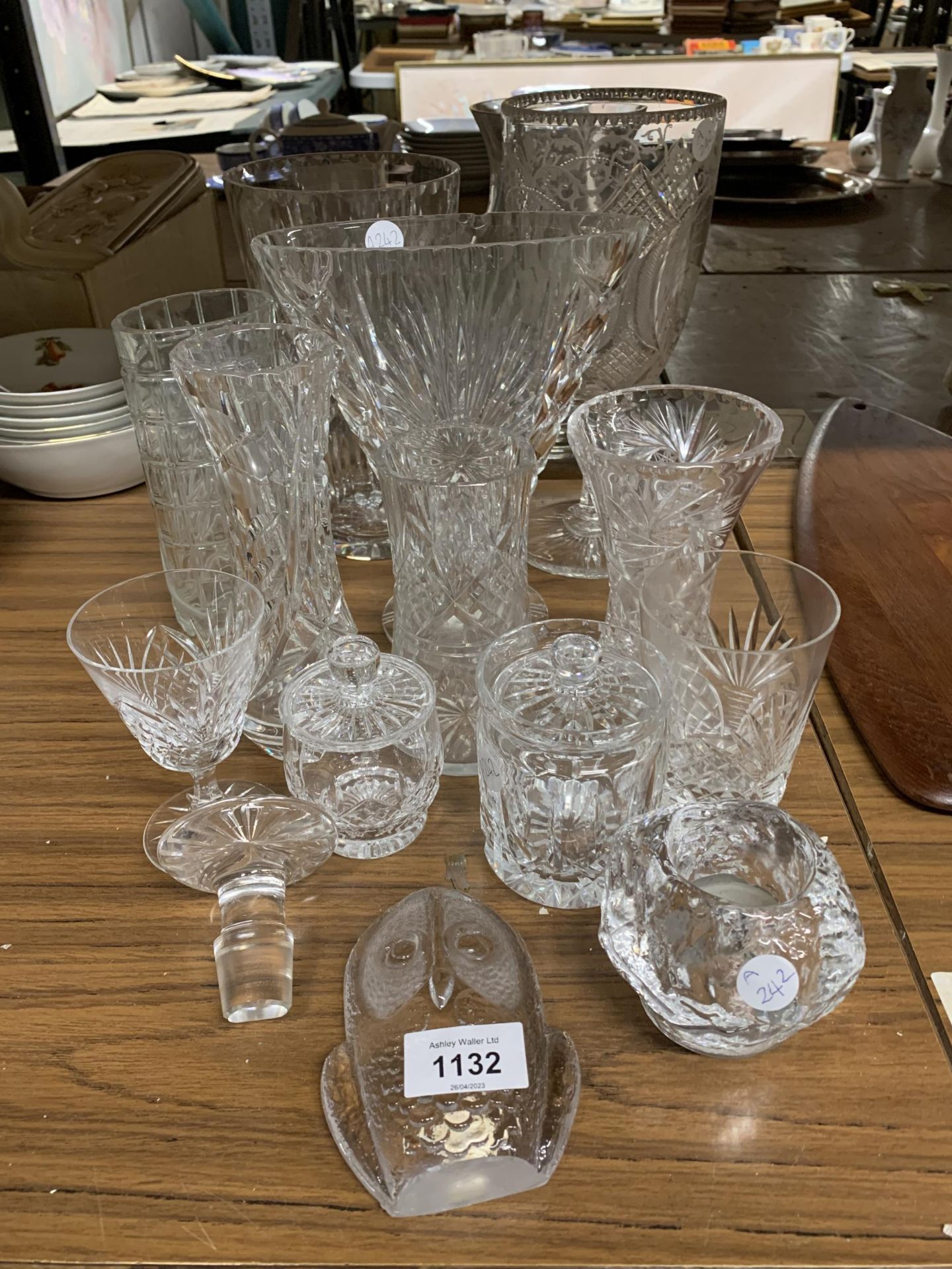 A QUANTITY OF GLASSWARE TO INCLUDE CUT GLASS VASES, LIDDED POTS, A SWEDISH TEALIGHT HOLDER, OWL