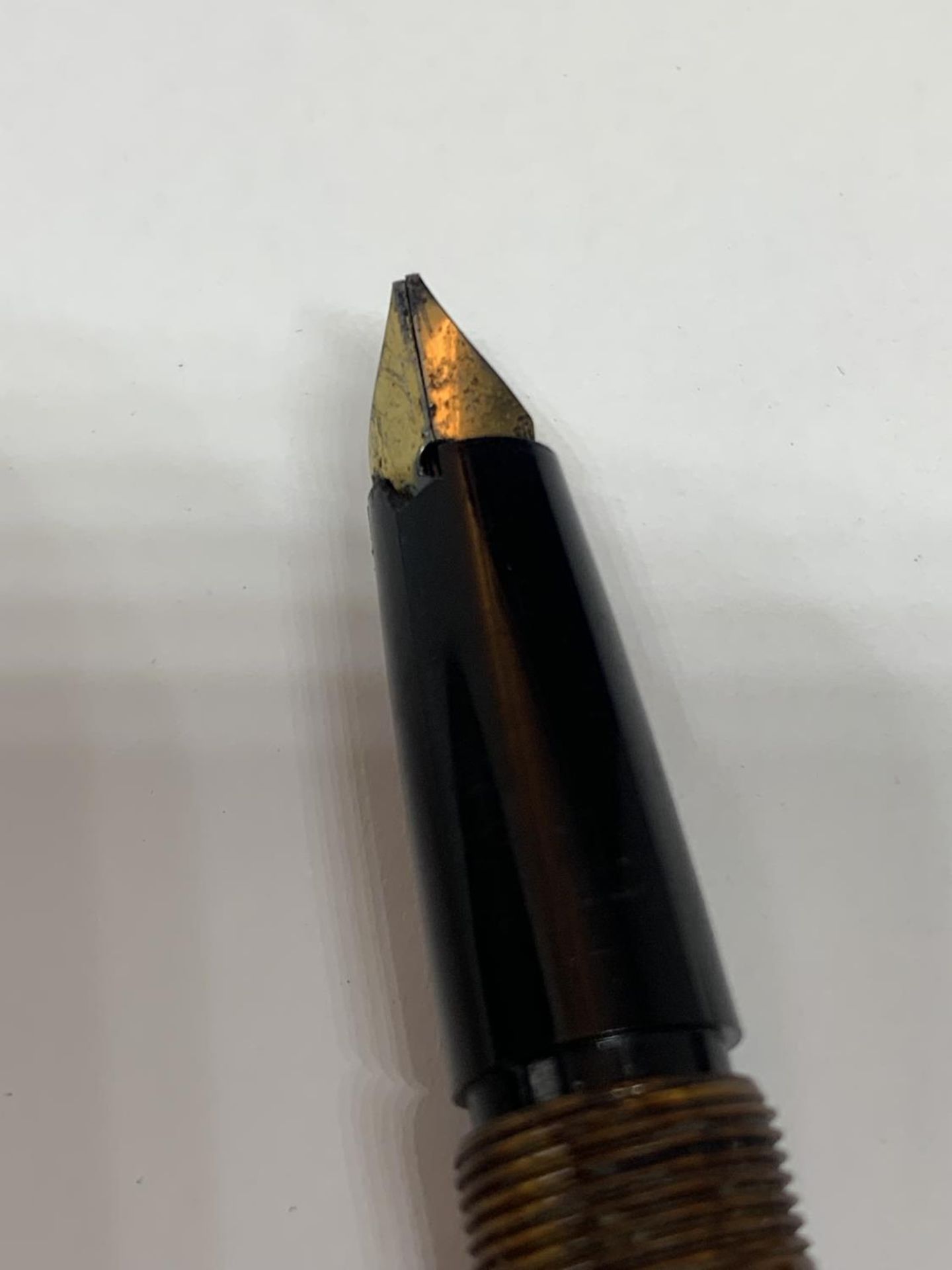 A VINTAGE TORTOISE SHELL FOUNTAIN PEN - Image 2 of 3