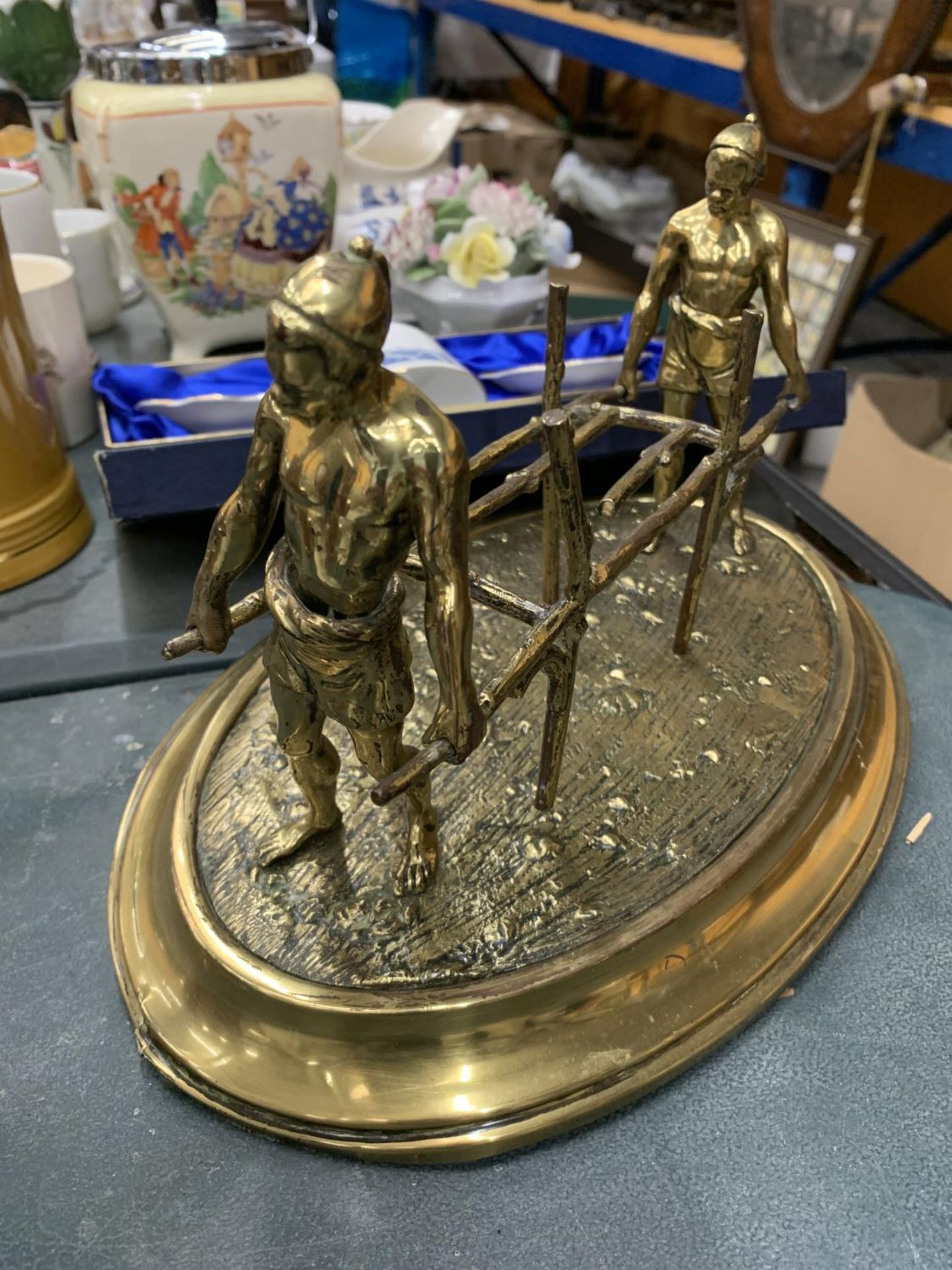 A BRASS FIGURE GROUP OF TWO COOLIES CARRYING A STRETCHER HEIGHT 16CM, LENGTH 29CM - Image 4 of 4