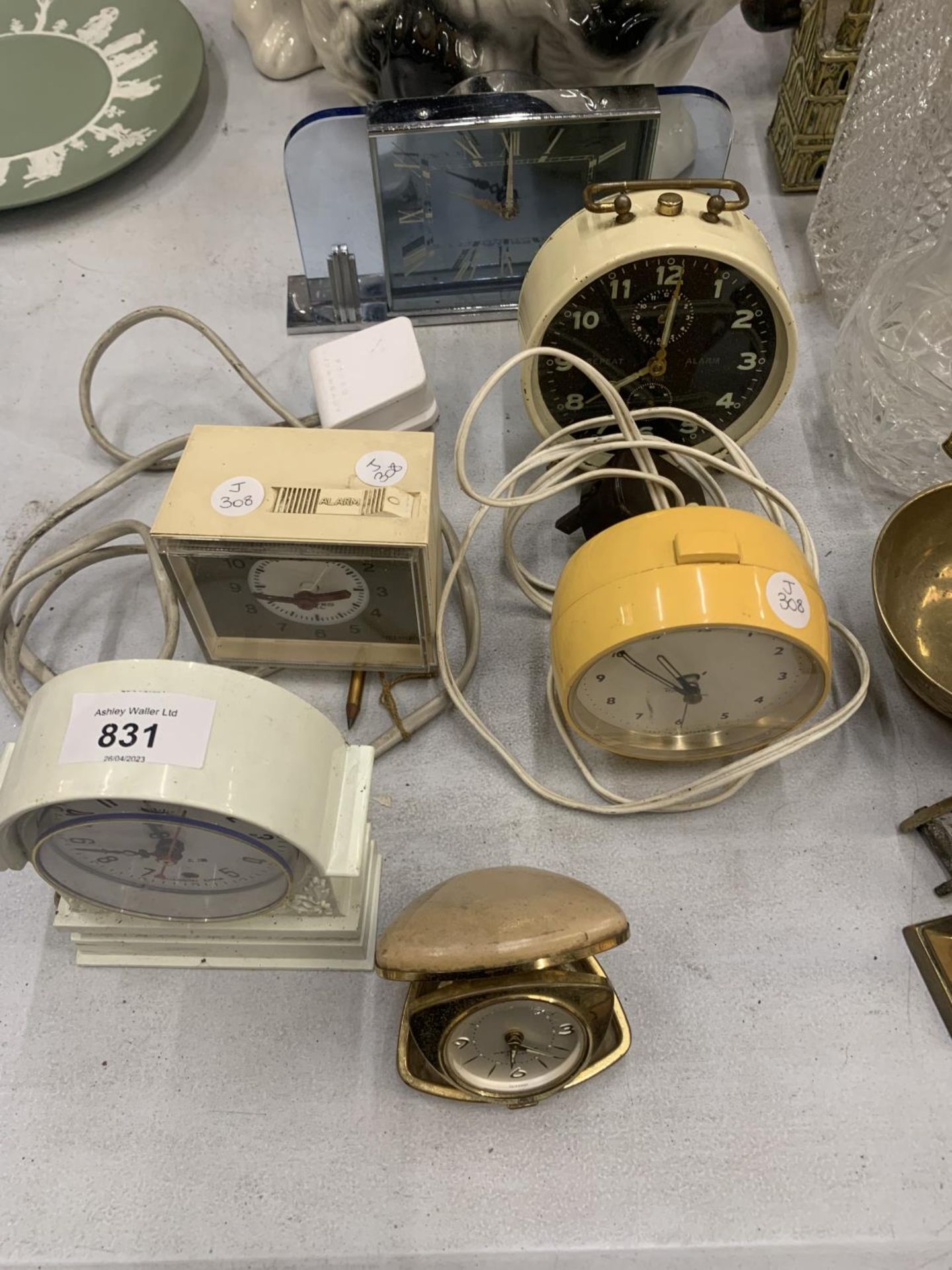 A QUANTITY OF VINTAGE MANTLE AND ALARM CLOCKS