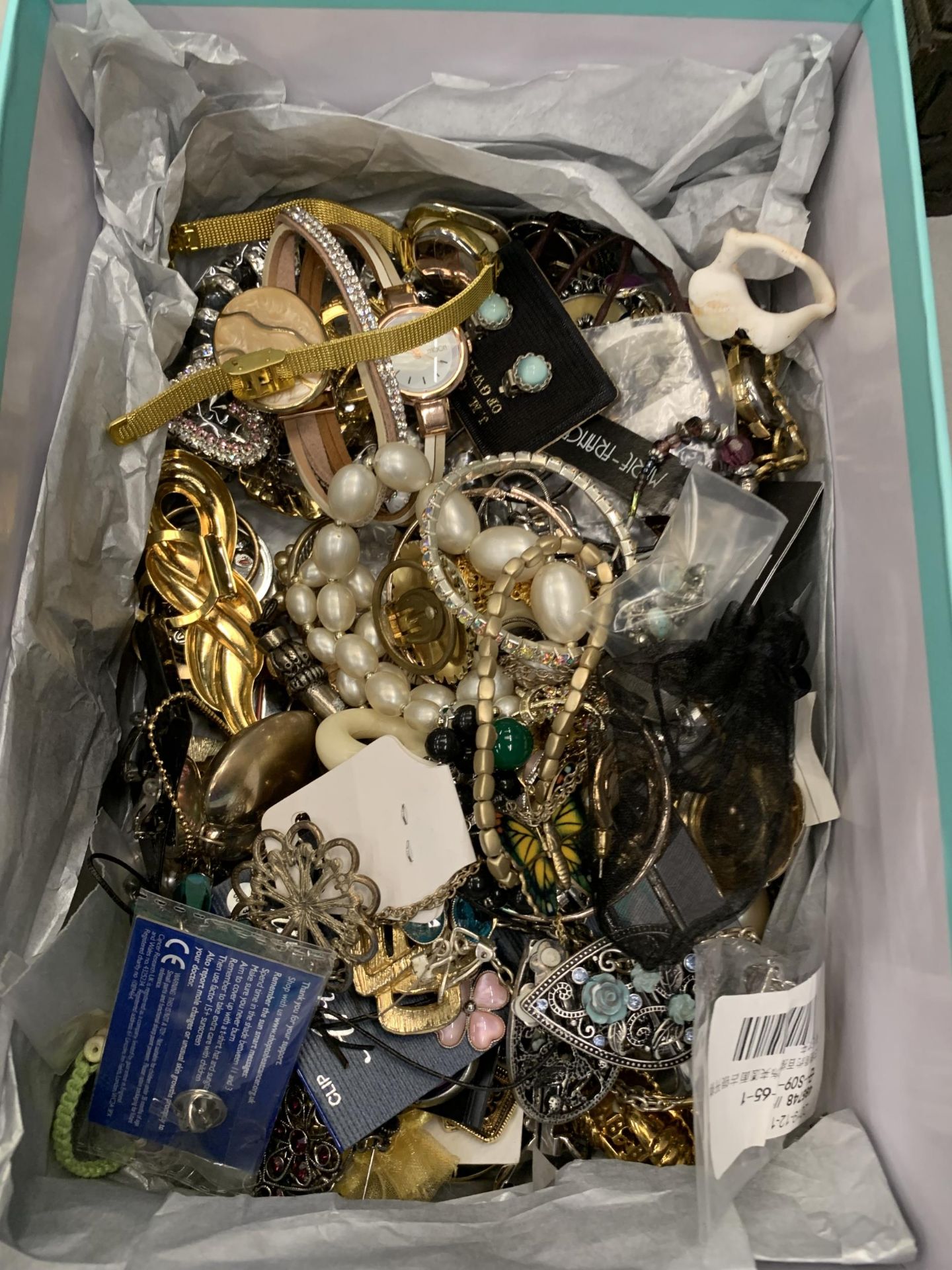 A BOX OF ASSORTED COSTUME JEWELLERY - Image 4 of 4