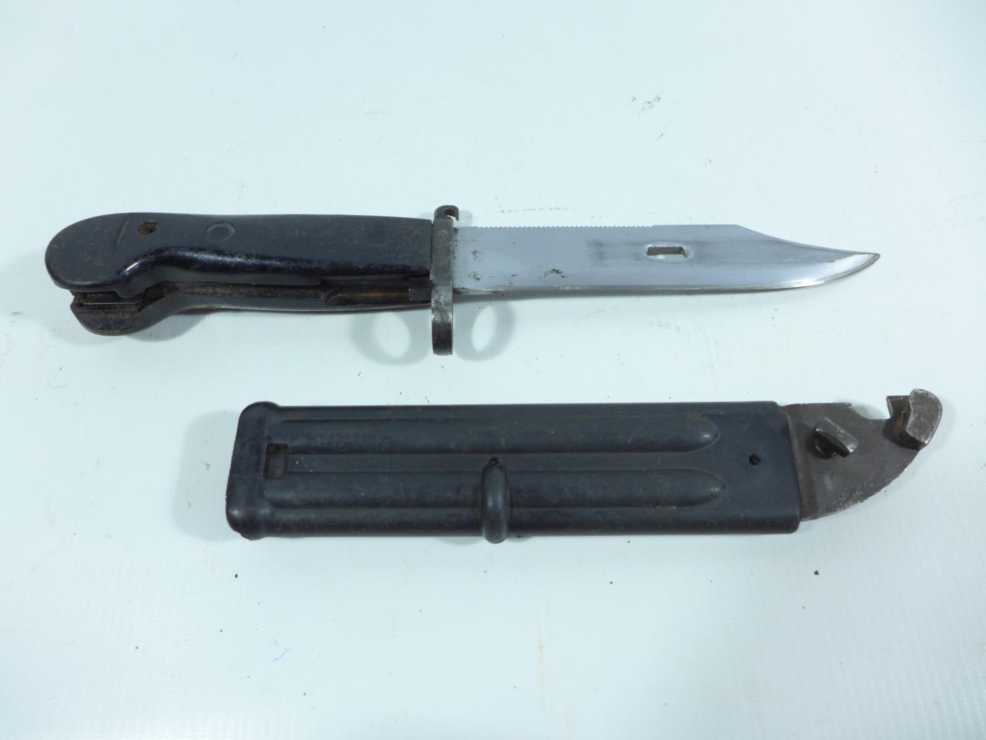 AN EAST GERMANY AKM59 BAYONET AND SCABBARD, 14.5CM BLADE, LENGTH 33.5CM