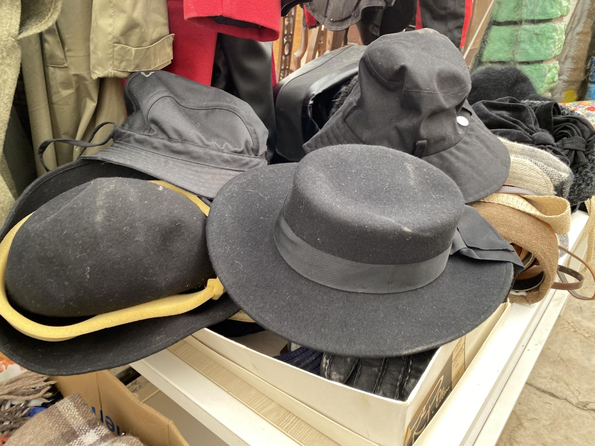 A LARGE ASSORTMENT OF LADIES BAGS, HATS AND GLOVES ETC - Image 12 of 12