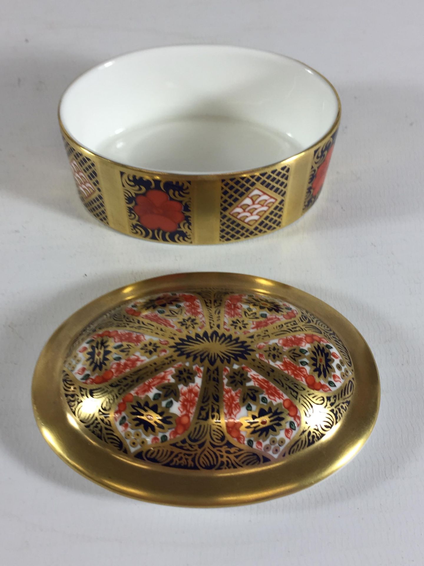 A ROYAL CROWN DERBY OLD IMARI 1128 LIDDED TRINKET BOX - Image 2 of 3