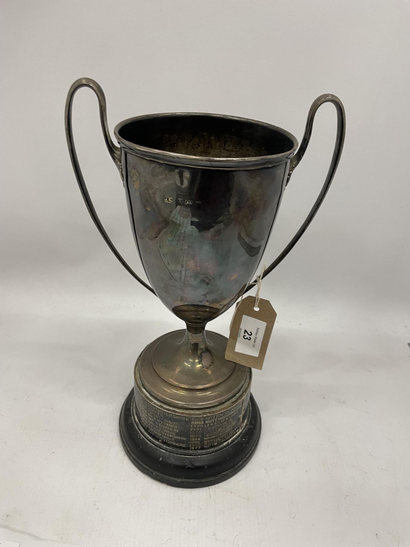 A HALLMARKED SILVER TWIN HANDLED TROPHY CUP, HEIGHT 28CM, (HALLMARKS RUBBED) GROSS WEIGHT WITHOUT