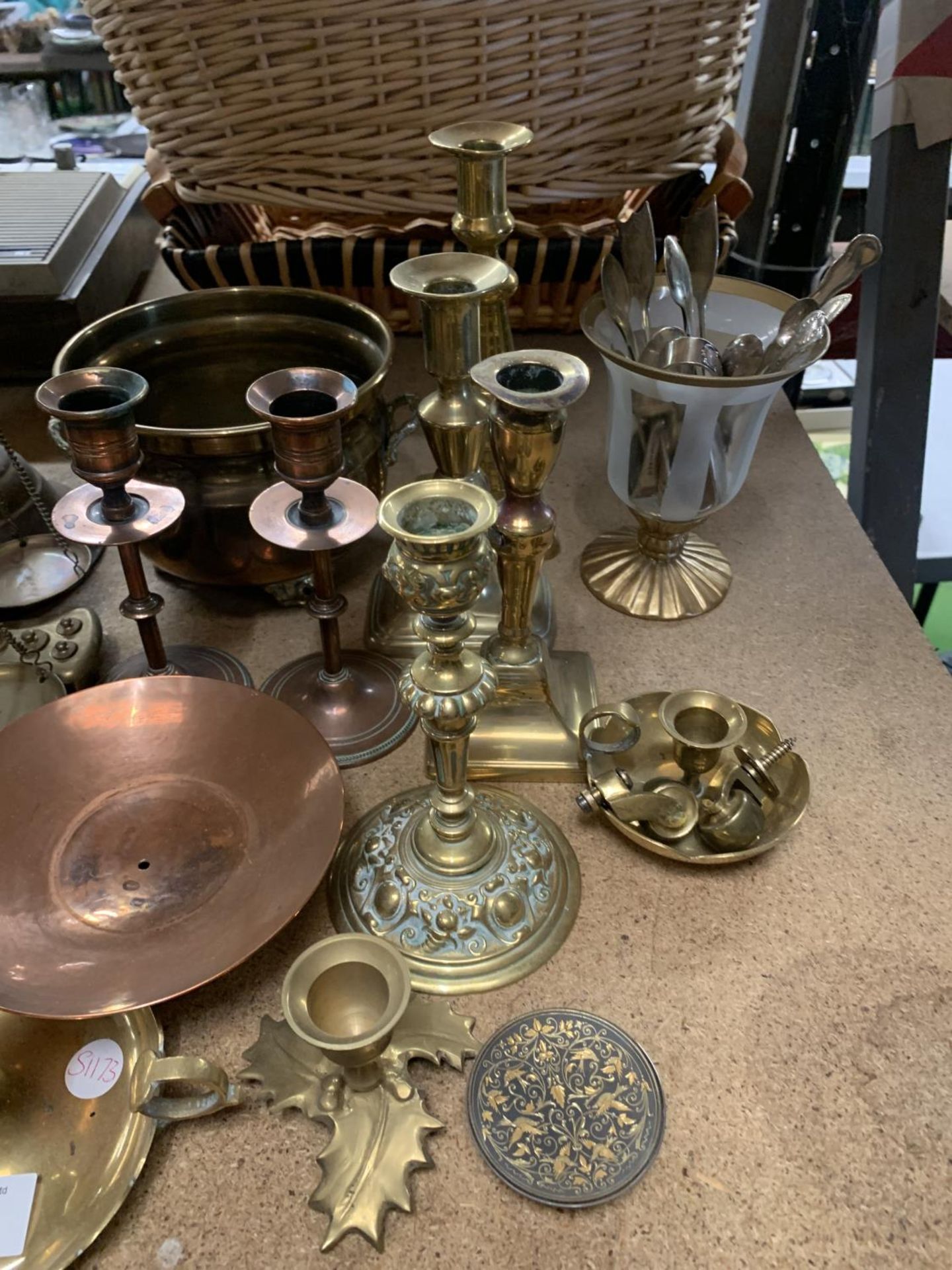 A LARGE QUANTITY OF BRASSWARE TO INCLUDE AN OIL LAMP, CANDLESTICKS, WEIGHING SCALES, ETC - Image 3 of 3