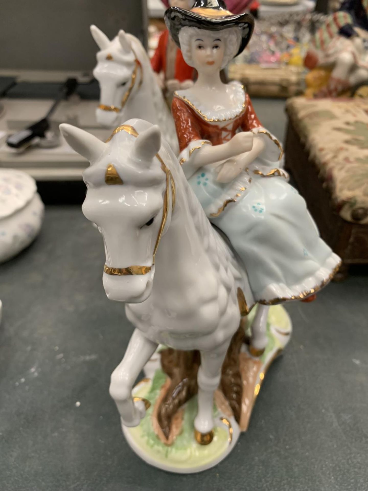 TWO CERAMIC FIGURES OF A MAN AND LADY OUT RIDING HEIGHT 21CM - Image 5 of 5