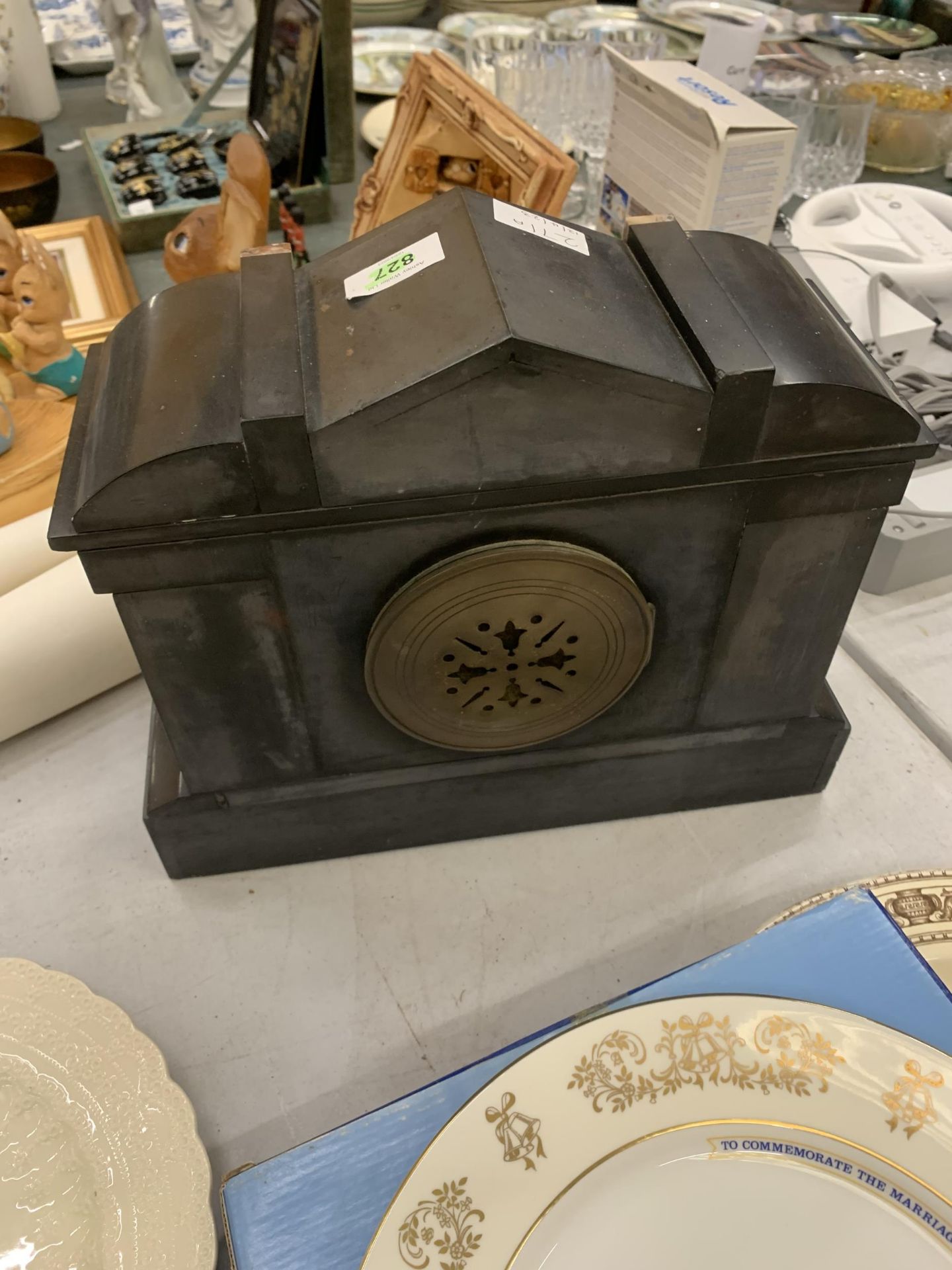 A VINTAGE BLACK MARBLE MANTLE CLOCK WITH PILLAR DECORATION VENDOR STATES IN WORKING ORDER BUT NO - Image 3 of 3