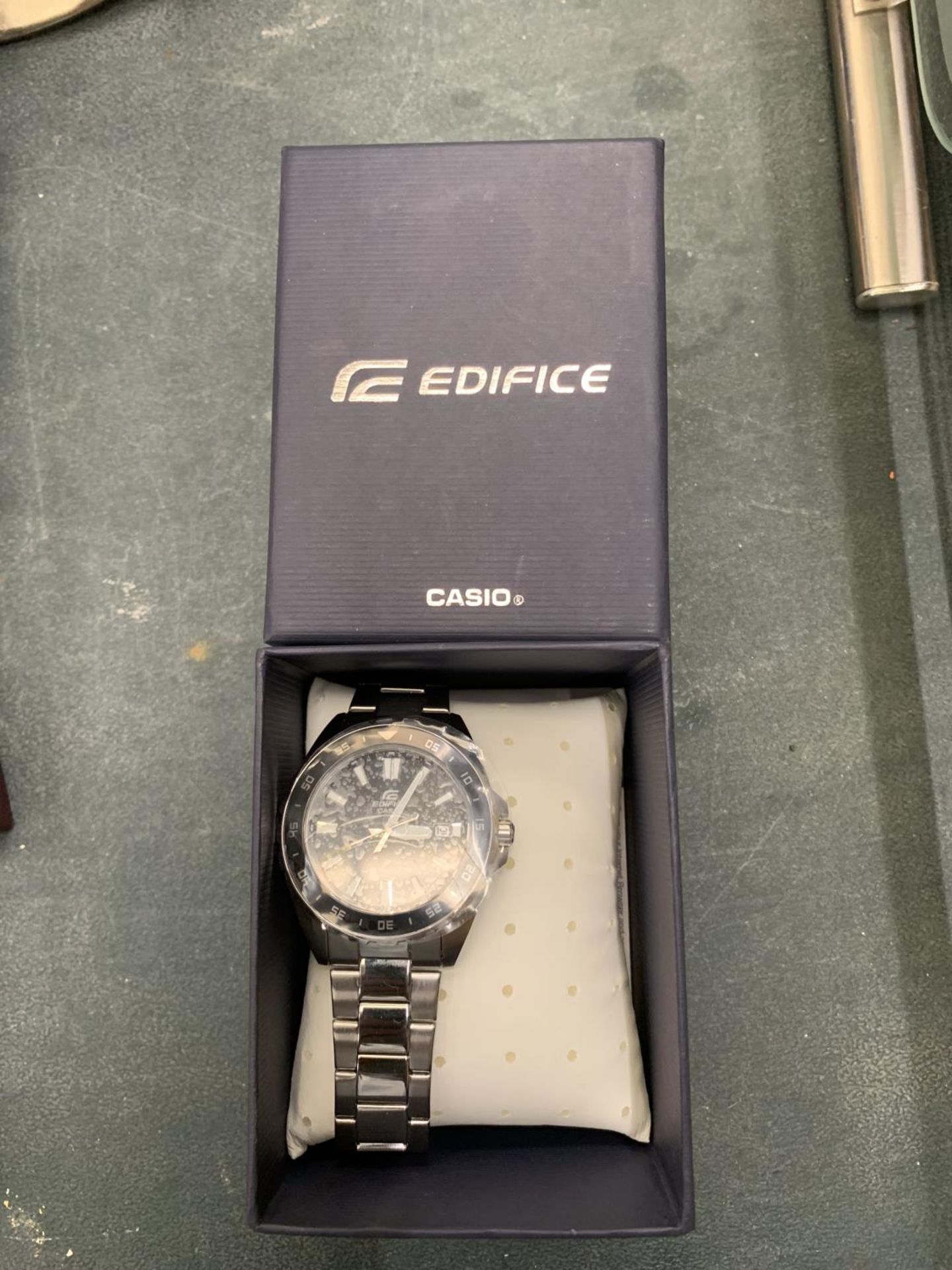 AN 'EDIFICE' GENTS WRIST WATCH, BOXED, WORKING AT TIME OF CATALOGUING BUT NO WARRANTY