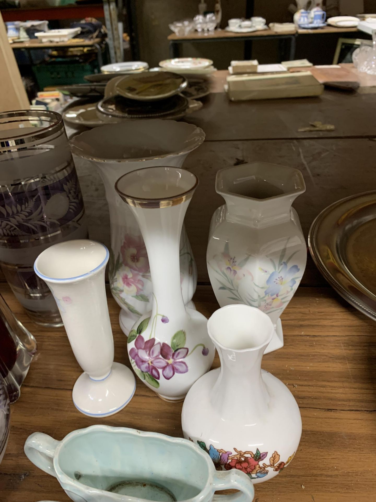 A MIXED COLLECTION OF CERAMIC AND GLASS ITEMS TO INCLUDE VASES, JUGS, ETC - Image 2 of 7