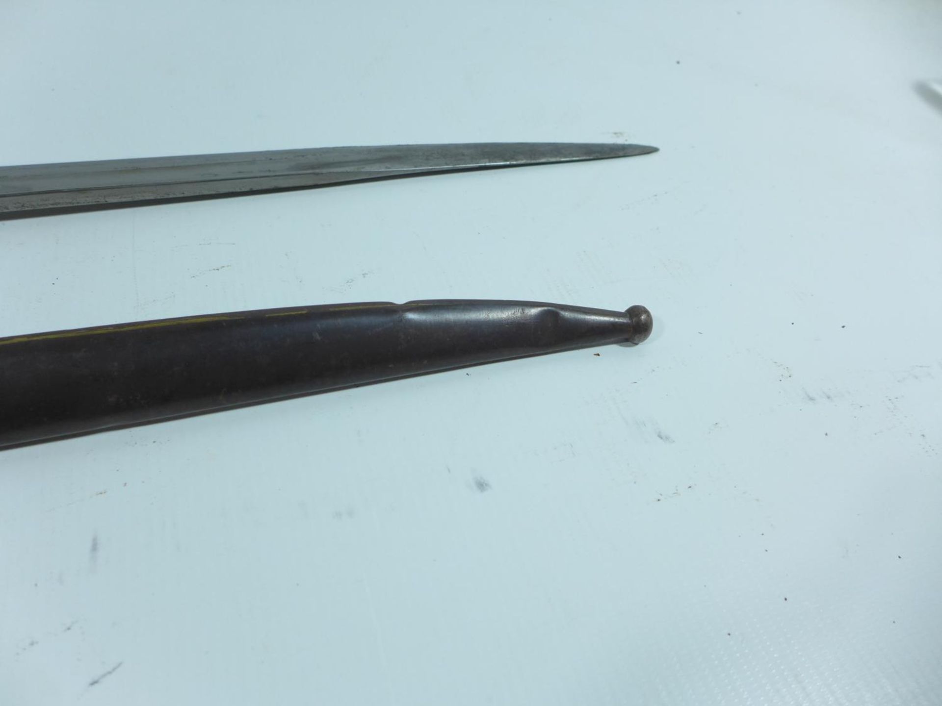 A PORTUGESE 1885 BAYONET AND SCABBARD, 47CM BLADE, LENGTH 61.5CM - Image 3 of 6