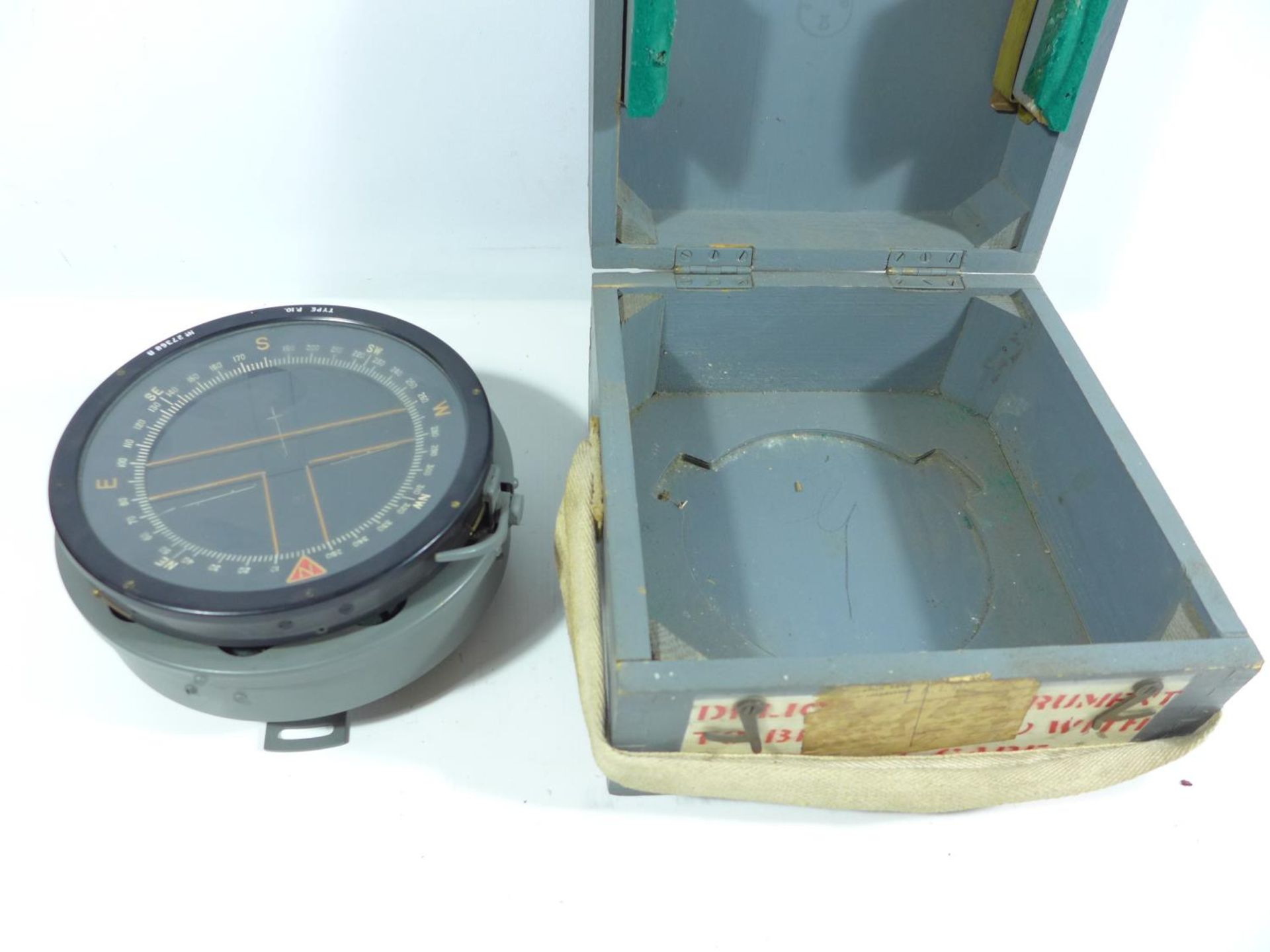 A WORLD WAR II PERIOD AIR MINISTRY BOXED TYPE P.10 COMPASS - Image 2 of 5