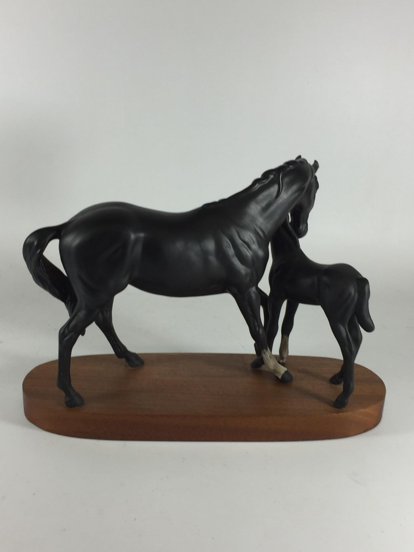 A ROYAL DOULTON BLACK BEAUTY AND FOAL HORSE FIGURE GROUP ON WOODEN PLINTH BASE - Image 3 of 3