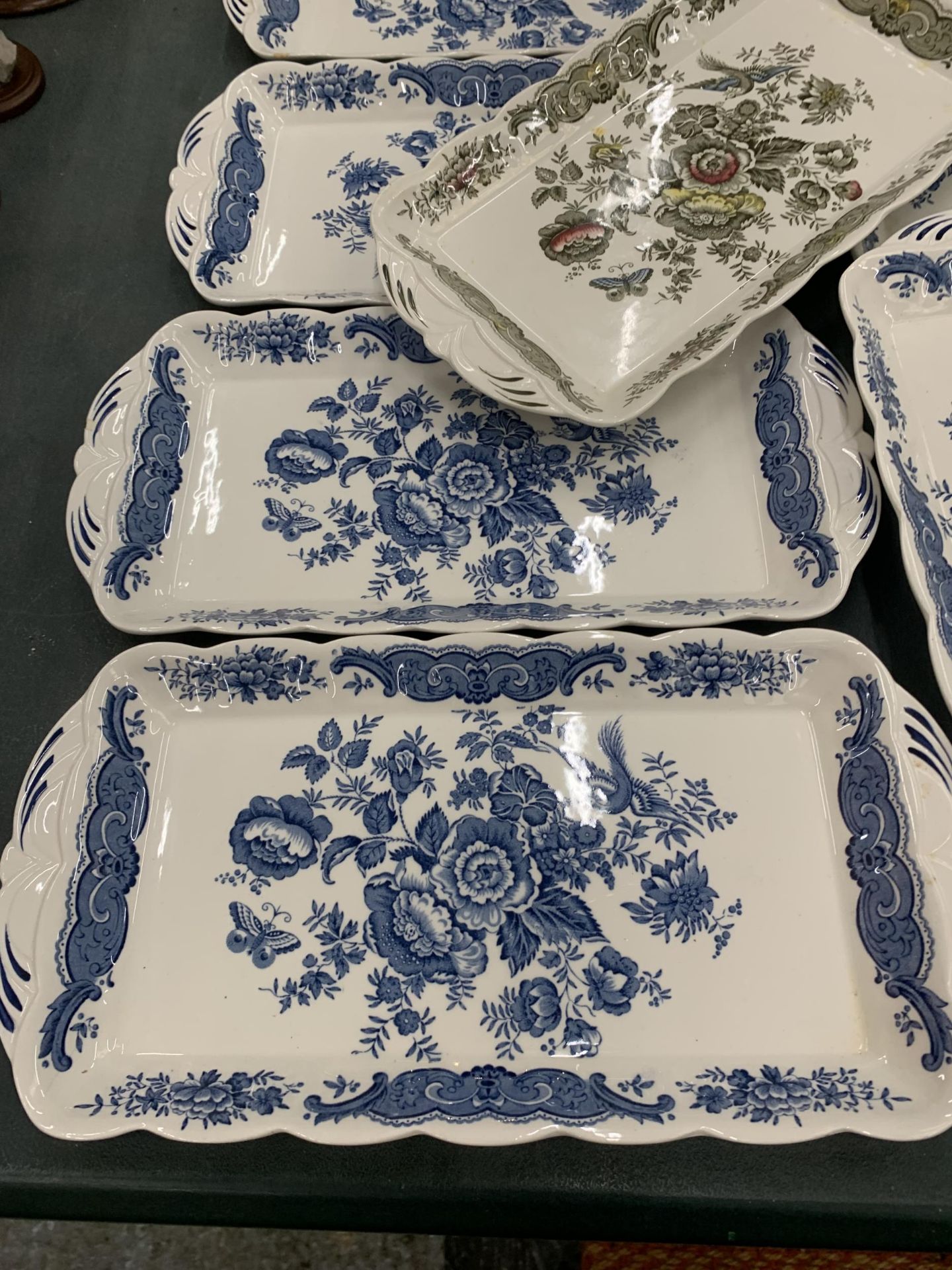 A SET OF EIGHT BLUE AND WHITE FLORAL DESIGN TRAYS AND FURTHER CERAMIC TRAY - Image 2 of 4