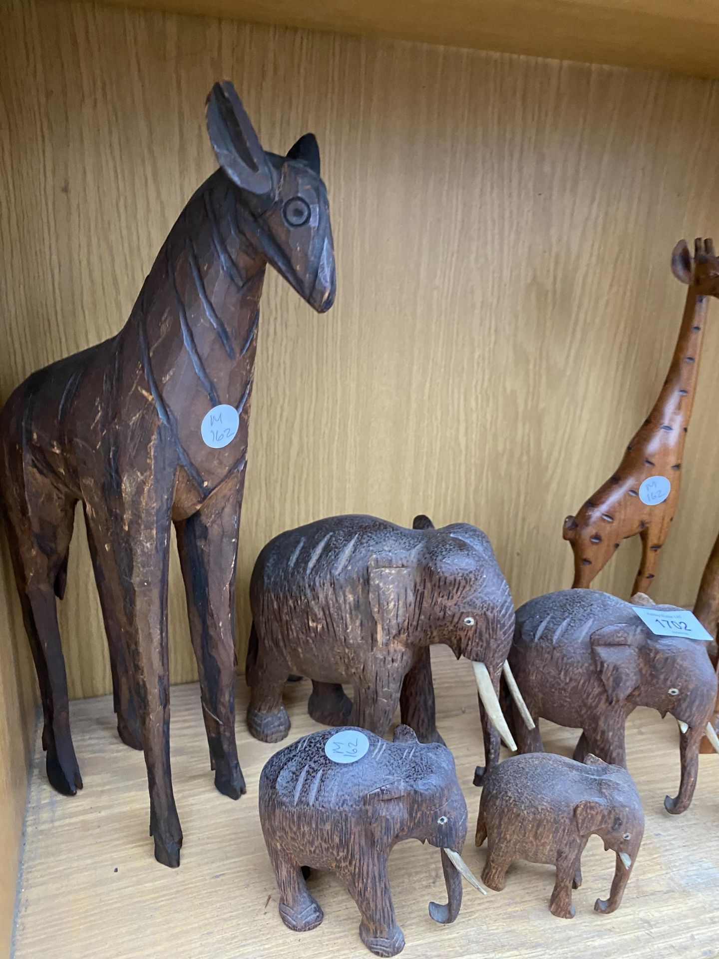 AN ASSORTMENT OF WOODEN ANIMAL FIGURES TO INCLUDE ELEPHANTS AND GIRAFFES ETC - Image 3 of 3