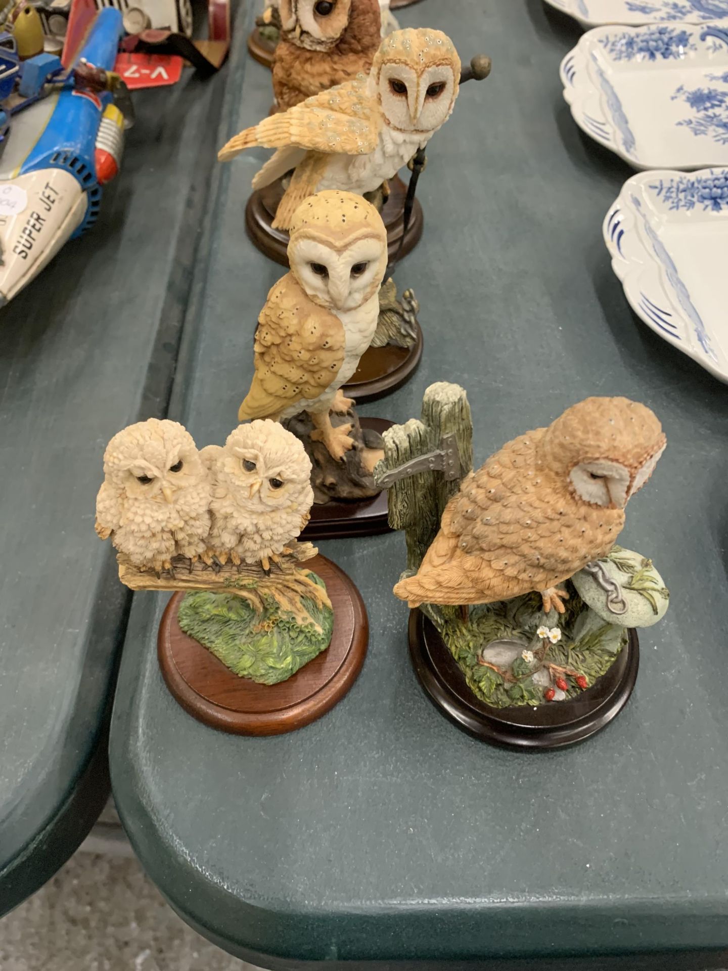 A COLLECTION OF OWL ANIMAL FIGURES ON WOODEN BASES - Bild 2 aus 4