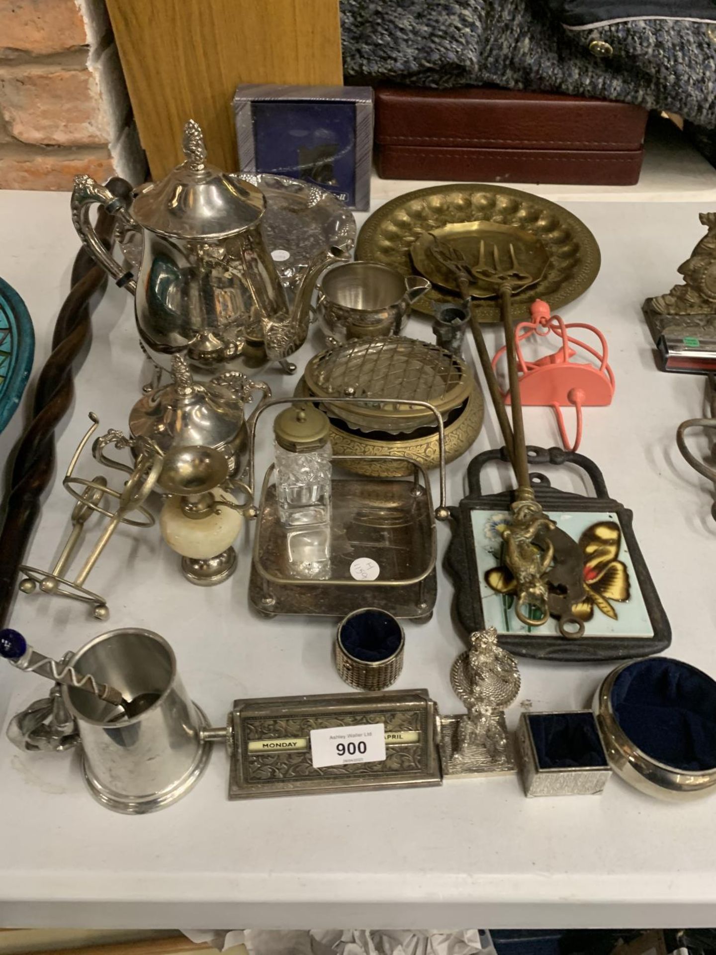 A LARGE QUANTITY OF SILVER PLATED ITEMS TO INCLUDE A COFFEE POT, CREAM JUG, SUGAR BOWL, CRUET STAND,